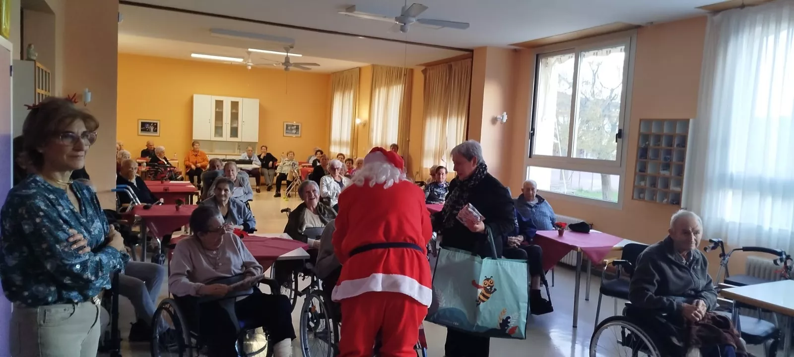 Visita de Papá Noel a la Residencia Virgen de Casbas de Ayerbe