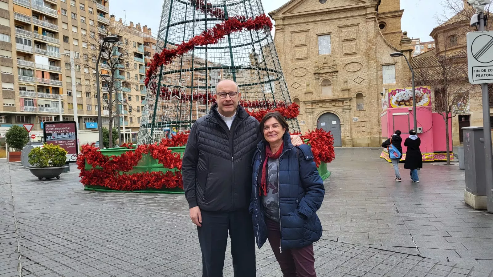 José Antonio Satué y Aurora Gabarre con la Iglesia de Santo Domingo y San Martín al fondo