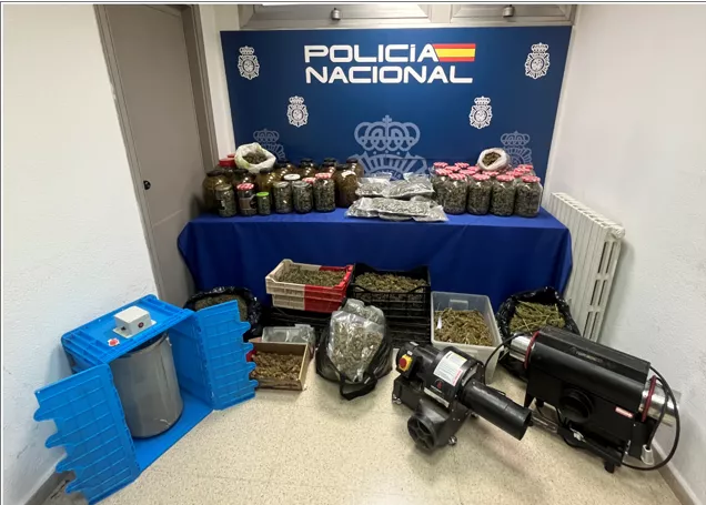 Efectos intervenidos en el registro realizado en la finca de Arén, donde se ha desmantelado una plantación de marihuana y detenido a tres personas. Efectos intervenidos en el registro realizado en la finca de Arén, donde se ha desmantelado una plantación de marihuana y detenido a tres personas.