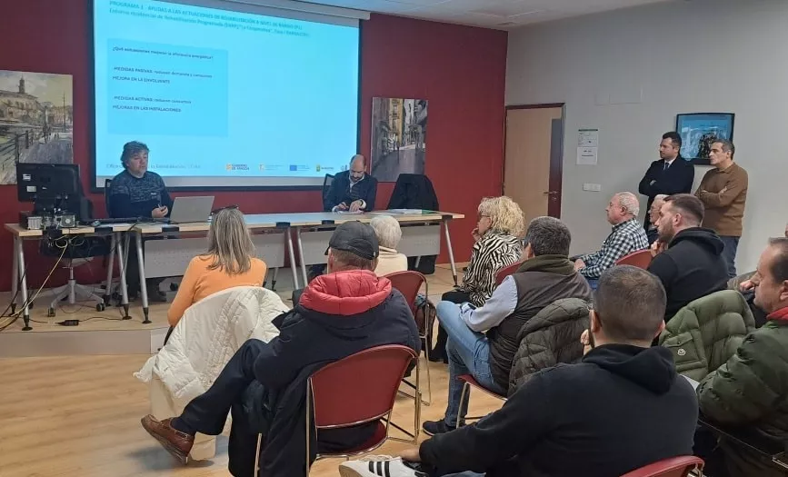 Reunión con vecinos de La Cooperativa de Barbastro para explicar las subvenciones a la rehabilitación.
