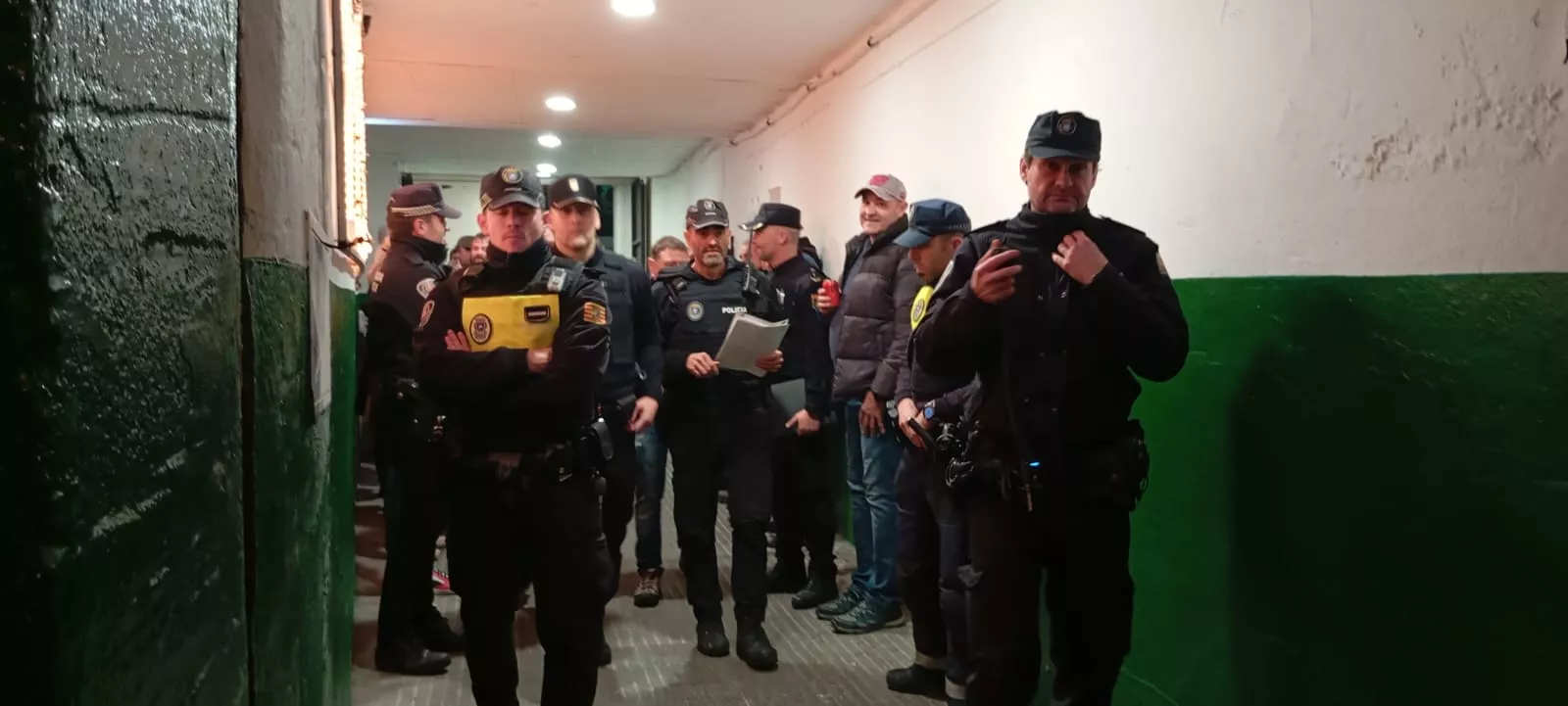 Agentes de la Unidad Adscrita y de la Policía Local antes de la celebración de un concierto en el Jai Alai.