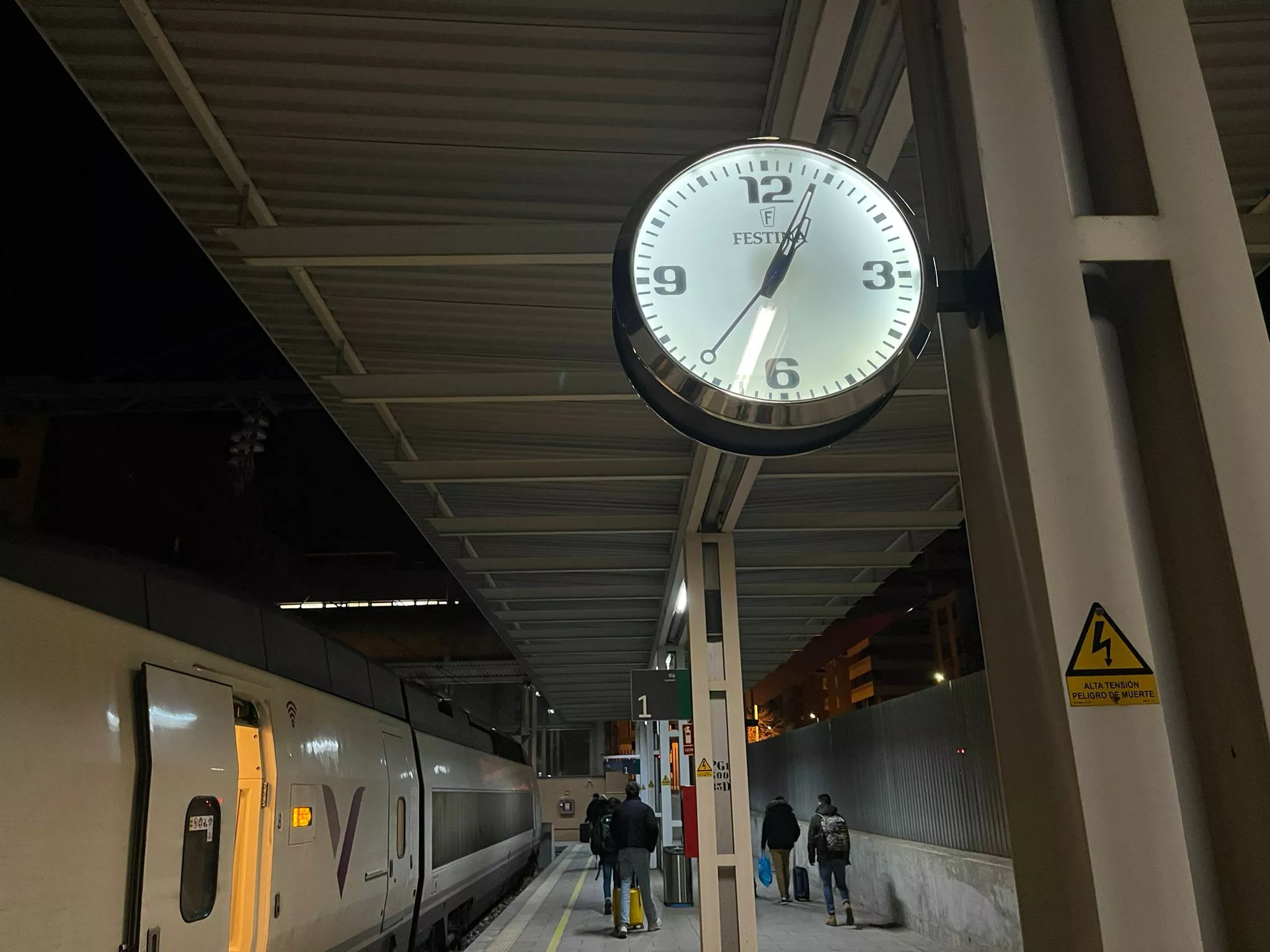 Reloj de la Intermodal en Huesca a la llegada del AVE. Foto Mafalda Marro