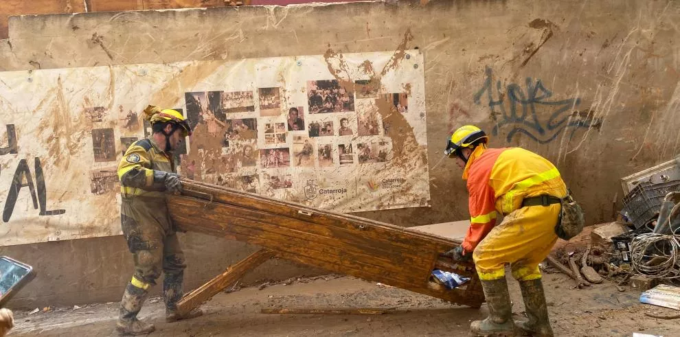 Efectivos de SARGA e Infoar retiran una puerta de una calle de Catarroja. Foto Gobierno de Aragón