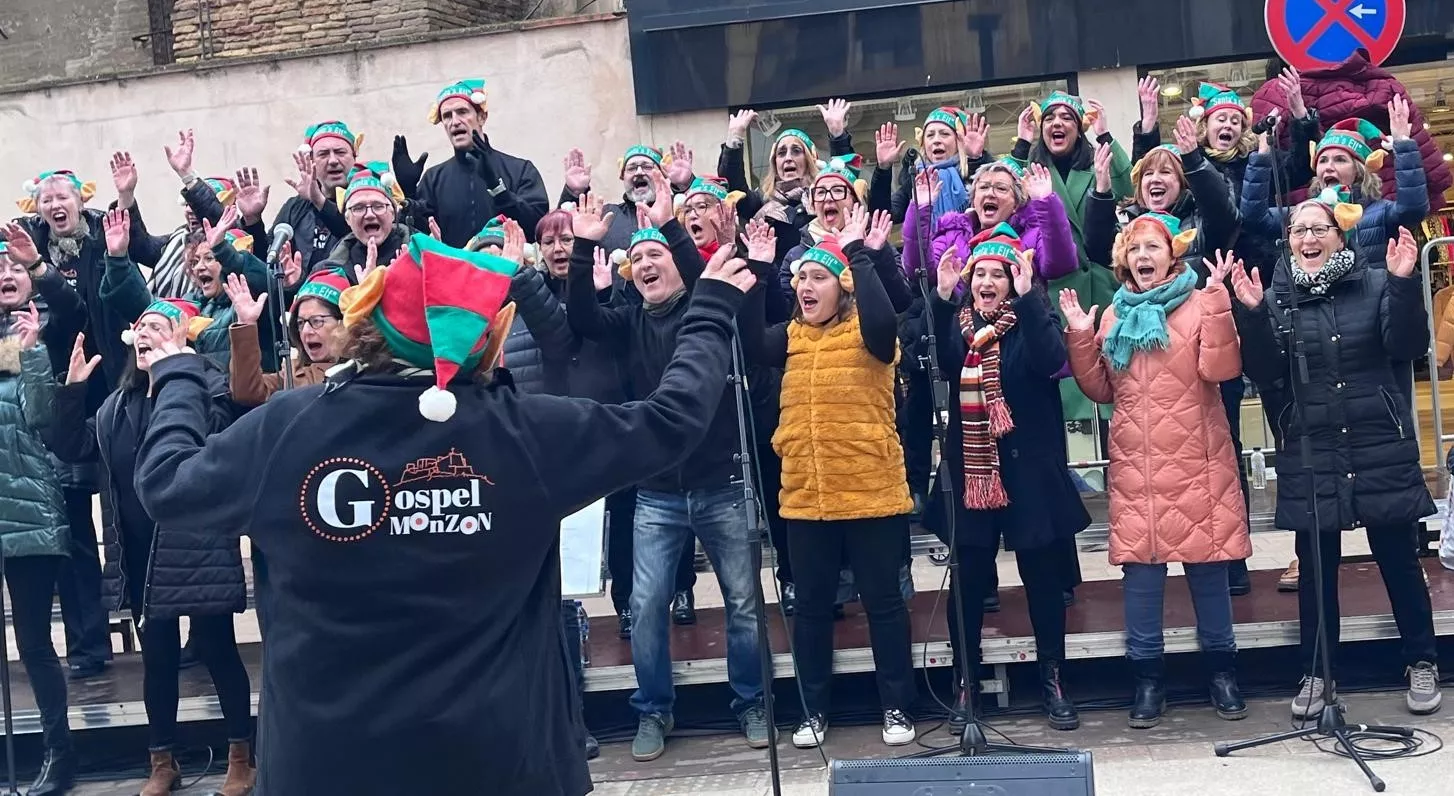 Actuación navideña de Góspel Monzón en el centro de la capital mediocinqueña. Foto Mercedes Manterola