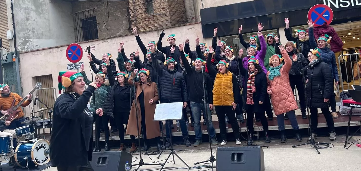 Actuación navideña de Góspel Monzón en el centro de la capital mediocinqueña. Foto Mercedes Manterola