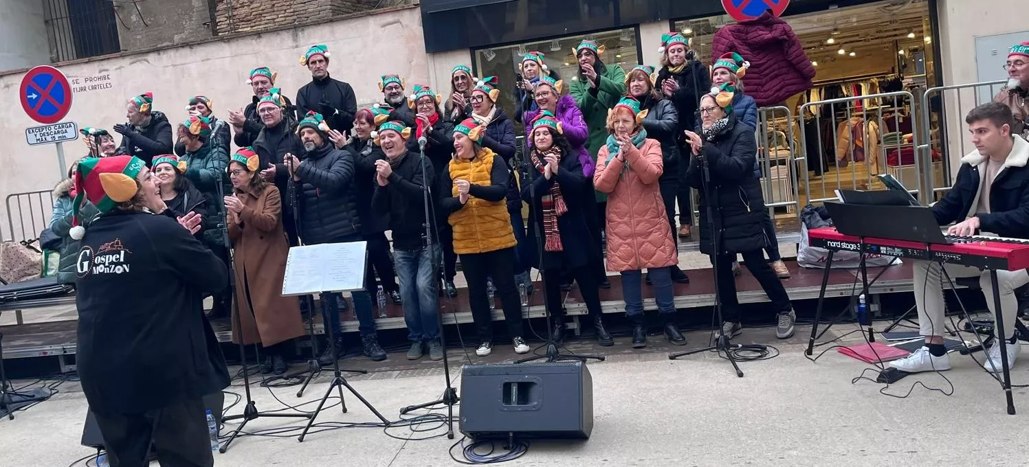 Actuación navideña de Góspel Monzón en el centro de la capital mediocinqueña. Foto Mercedes Manterola