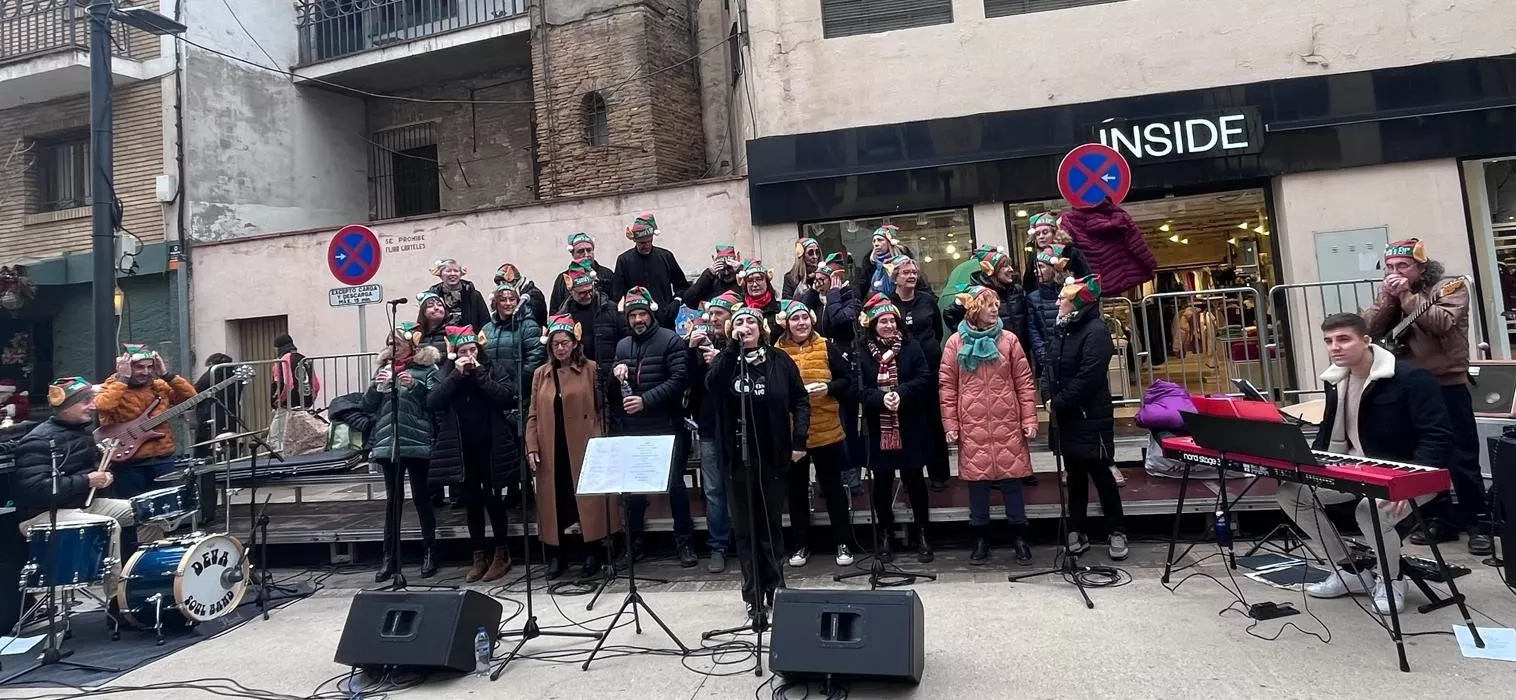 Actuación navideña de Góspel Monzón en el centro de la capital mediocinqueña. Foto Mercedes Manterola