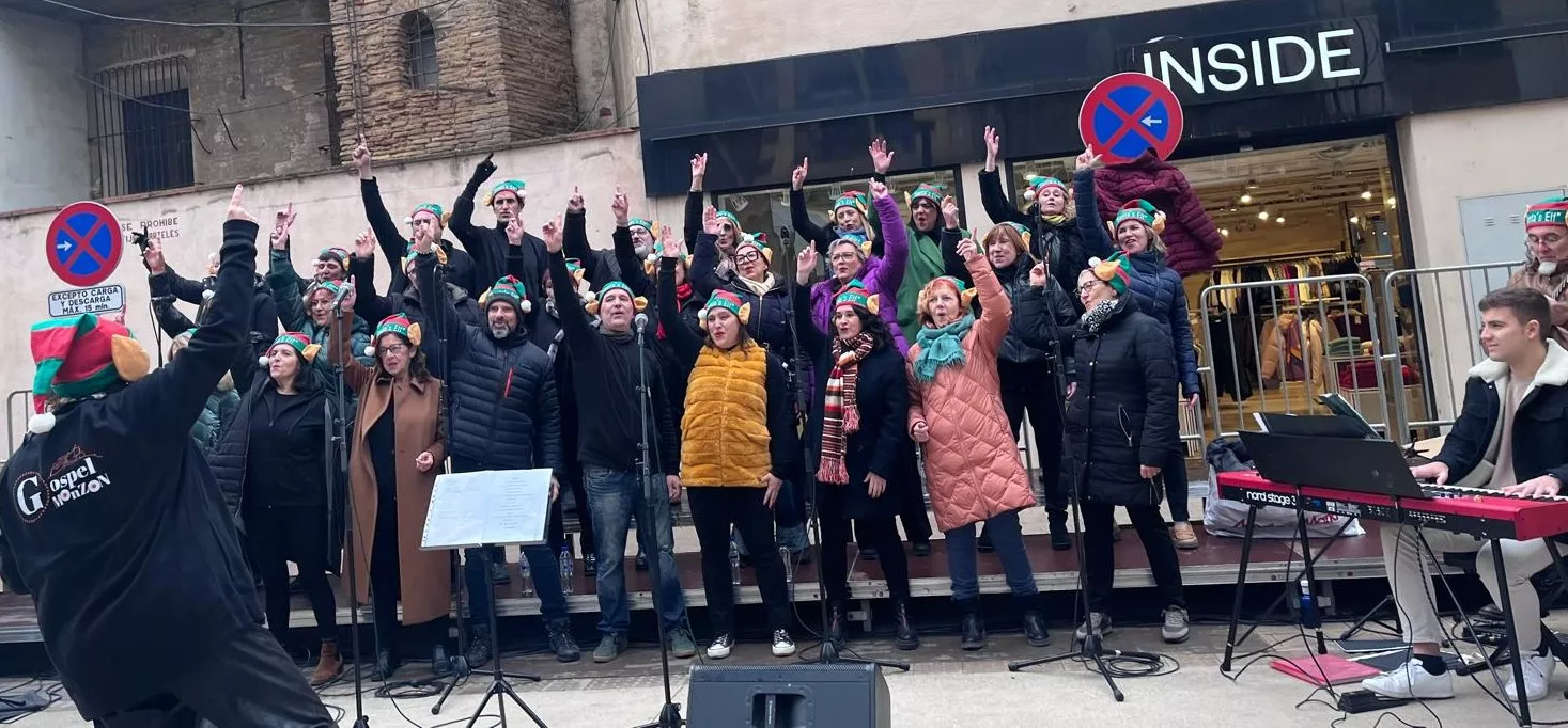 Actuación navideña de Góspel Monzón en el centro de la capital mediocinqueña. Foto Mercedes Manterola