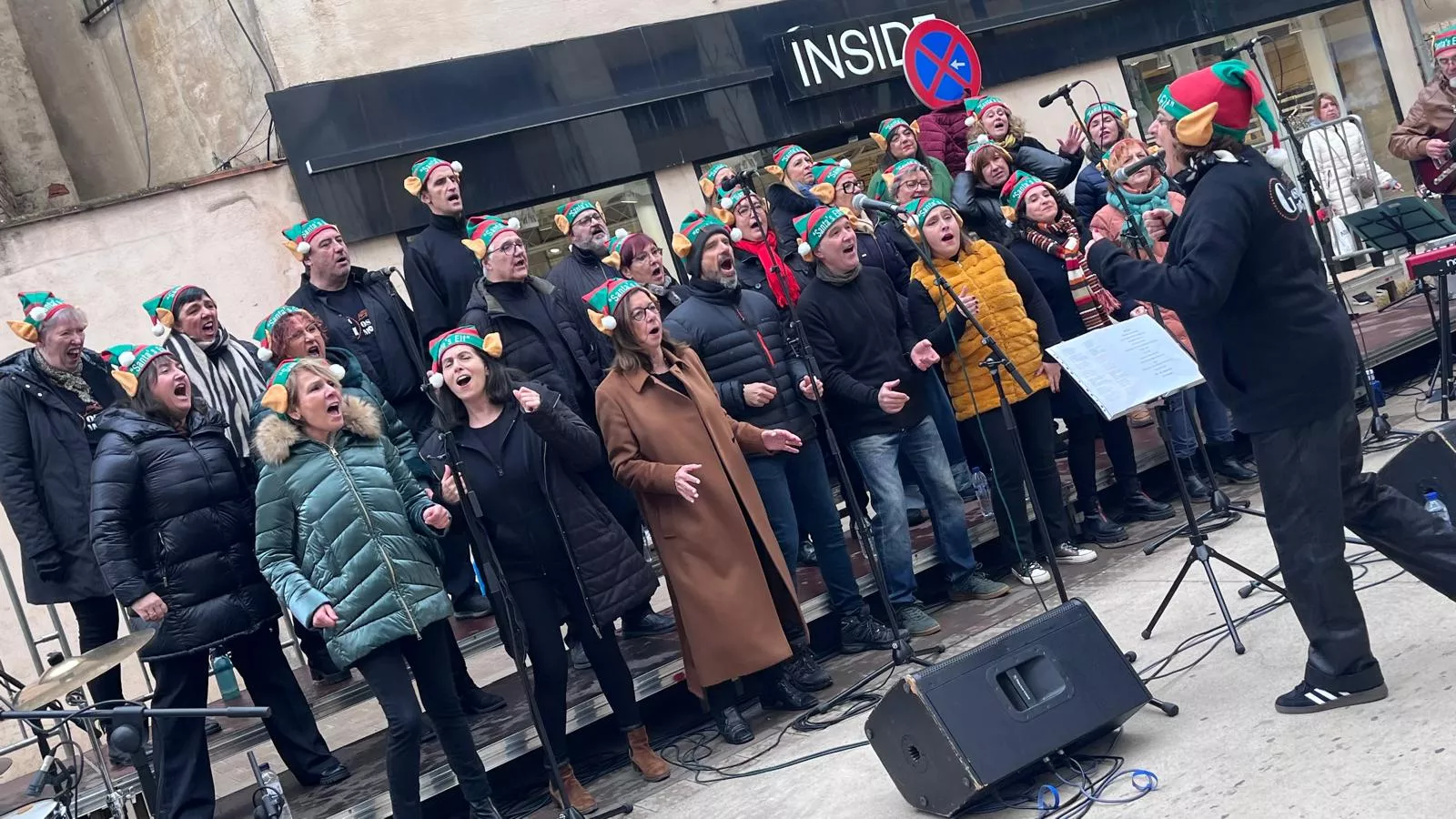Actuación navideña de Góspel Monzón en el centro de la capital mediocinqueña. Foto Mercedes Manterola