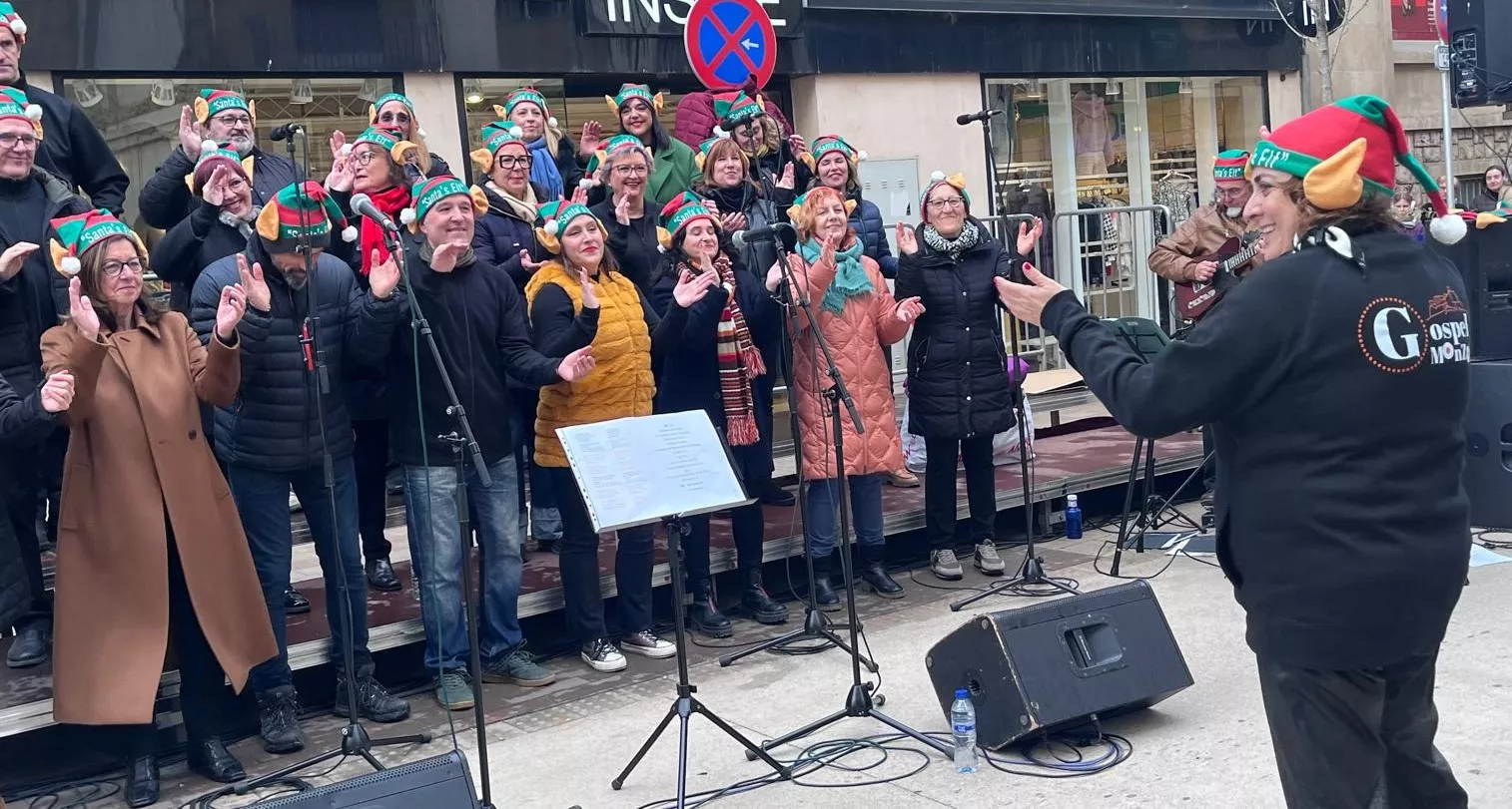 Actuación navideña de Góspel Monzón en el centro de la capital mediocinqueña. Foto Mercedes Manterola