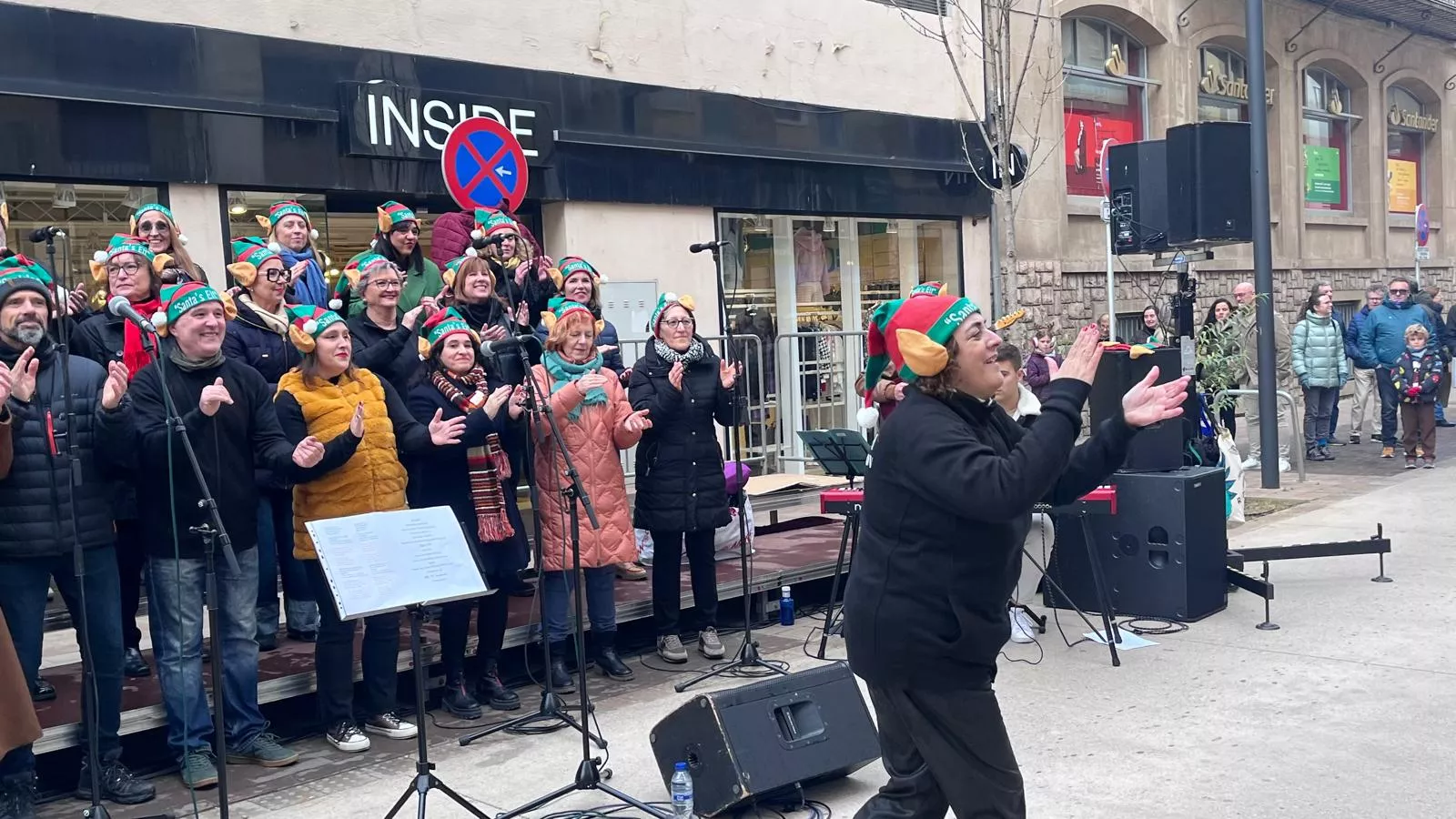 Actuación navideña de Góspel Monzón en el centro de la capital mediocinqueña. Foto Mercedes Manterola