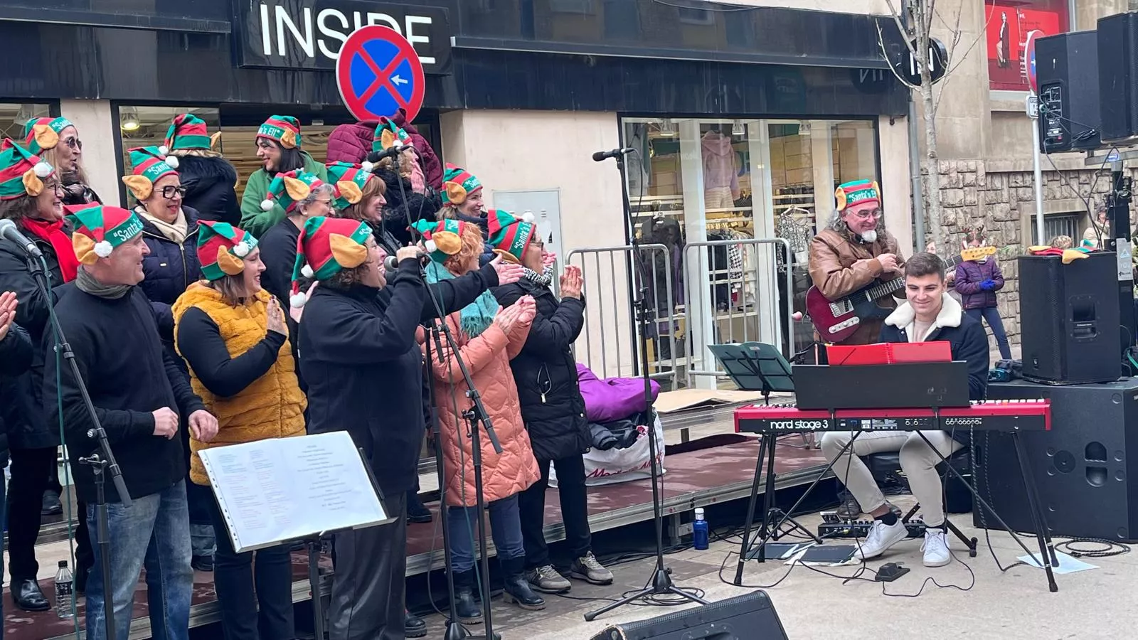 Actuación navideña de Góspel Monzón en el centro de la capital mediocinqueña. Foto Mercedes Manterola