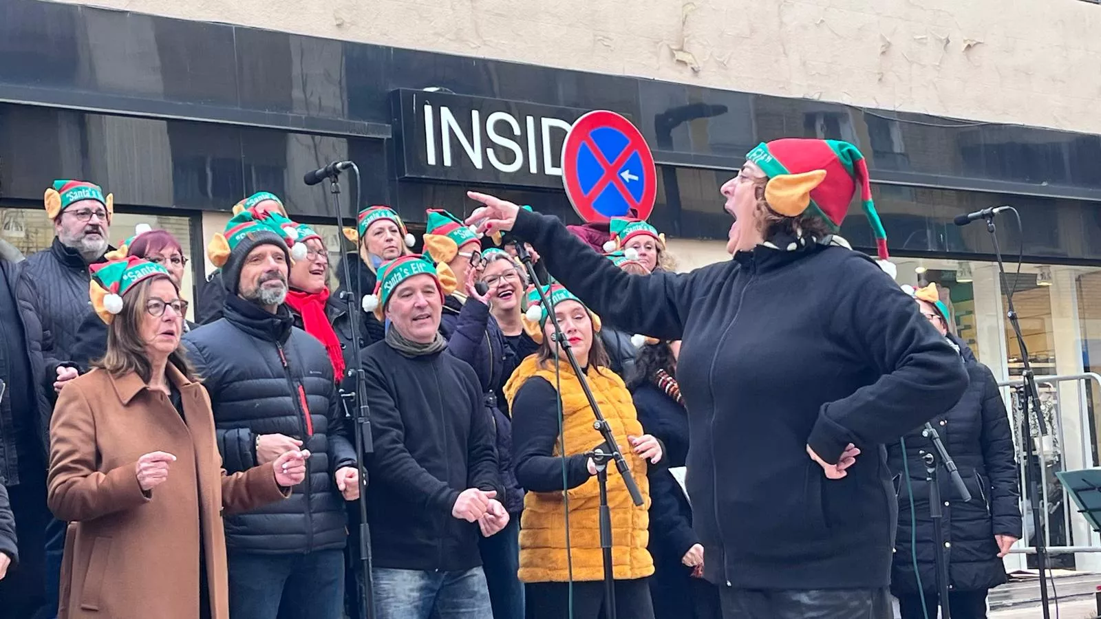 Actuación navideña de Góspel Monzón en el centro de la capital mediocinqueña. Foto Mercedes Manterola