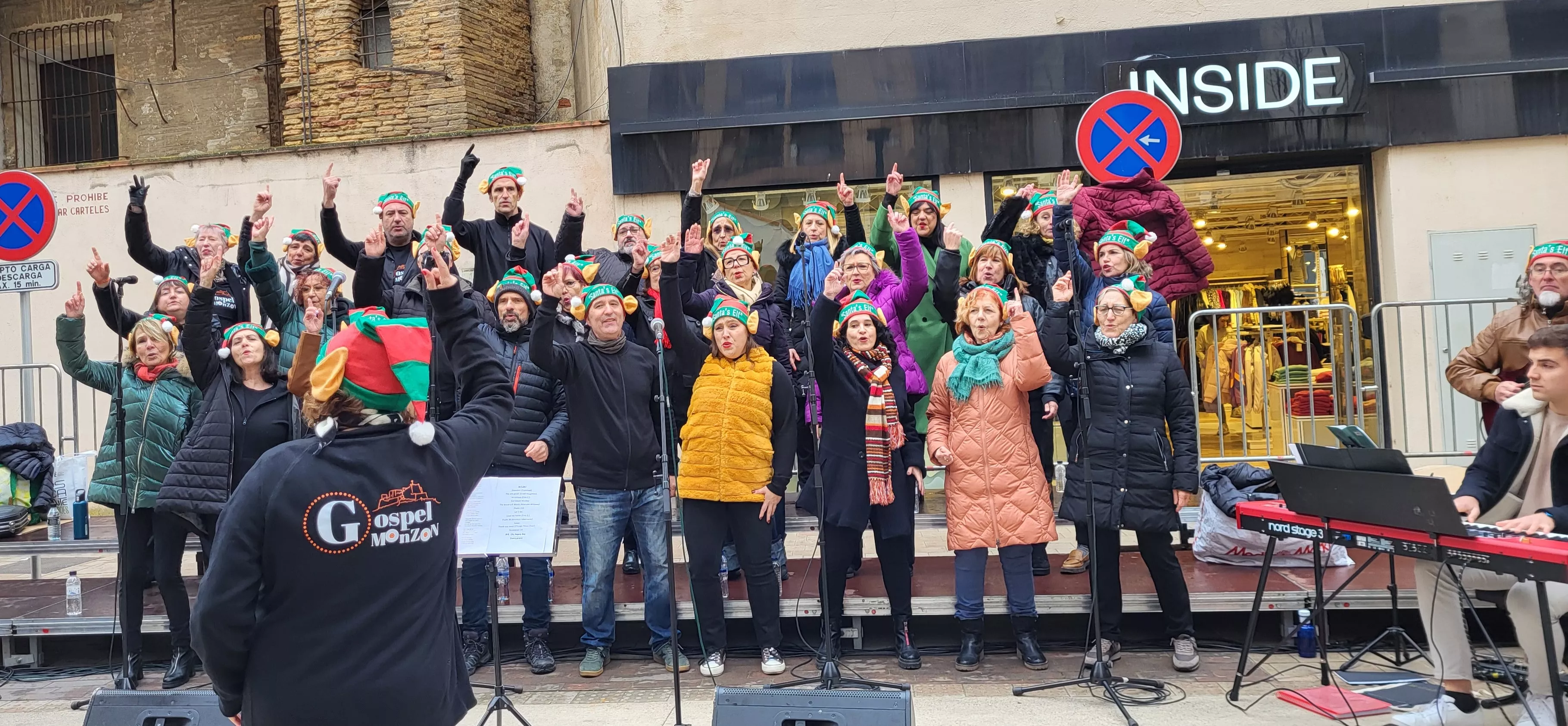 Actuación navideña de Góspel Monzón en el centro de la capital mediocinqueña. Foto Mercedes Manterola