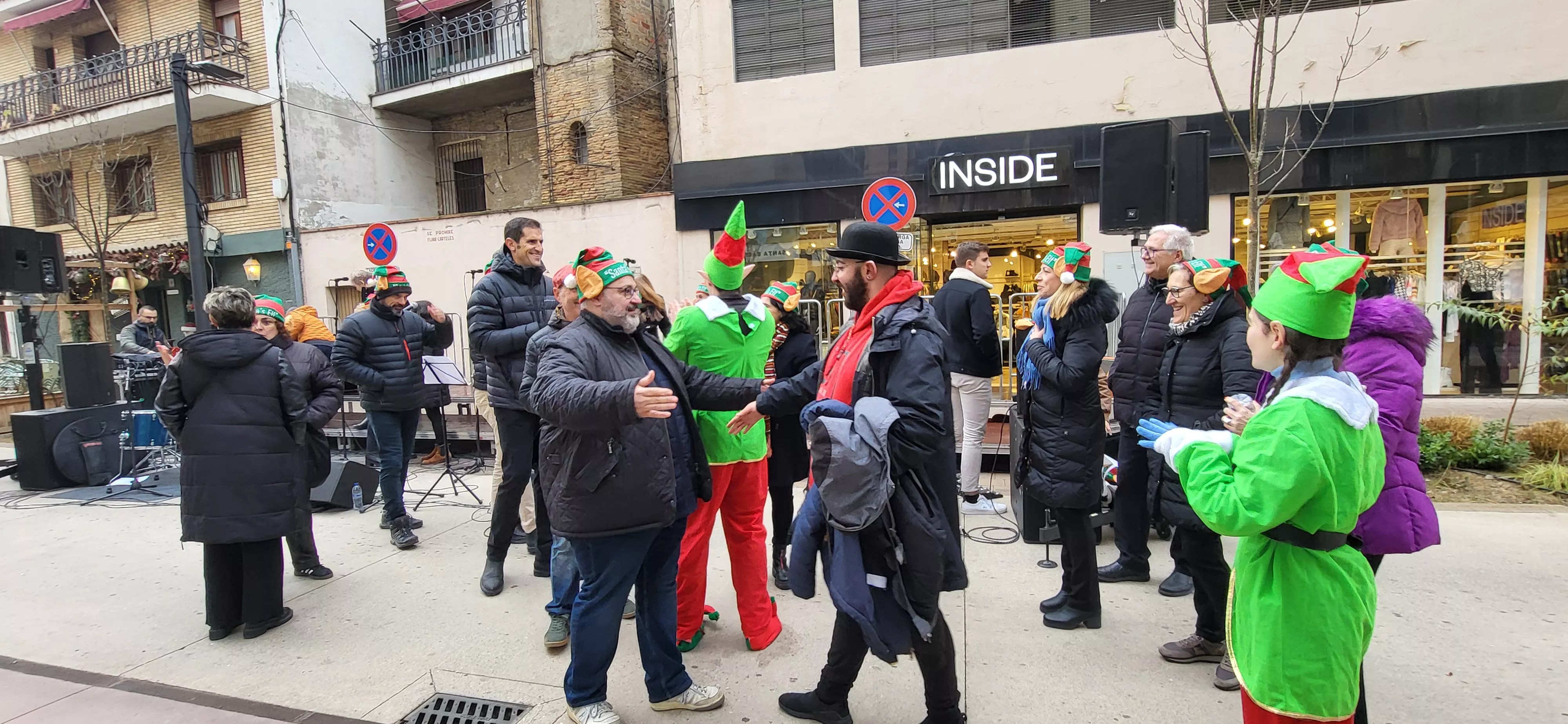 Búsqueda de gnomos escondidos en Monzón. Foto Mercedes Manterola