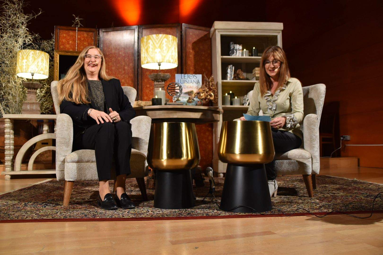 Con el Premio Planeta sobre la mesa, Luz Gabás ha charlado con Olga Asensio en el Auditorio San Francisco