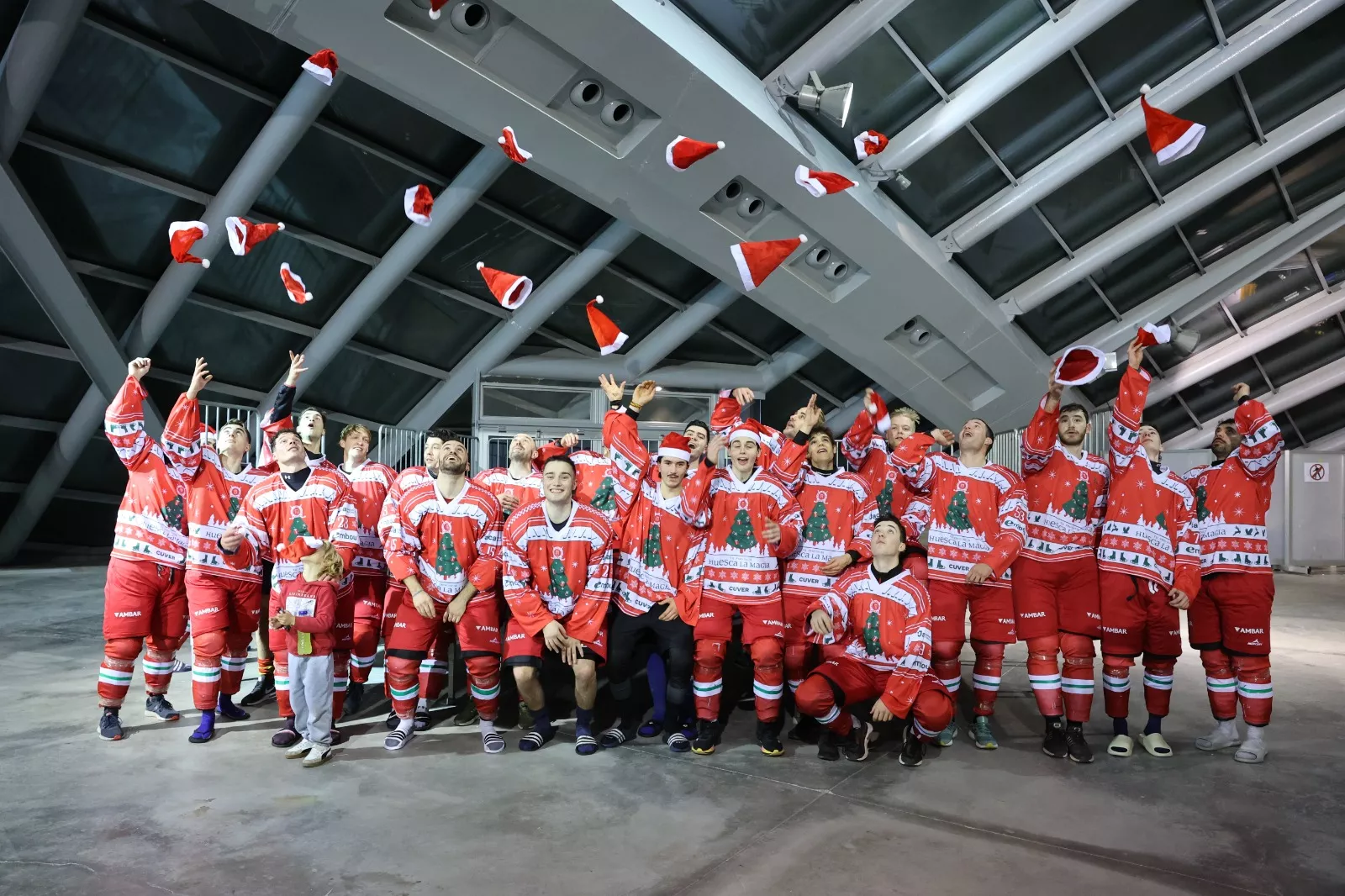 La plantilla de Hielo Jaca celebra navideñamente su liderato. CHJ FOTO Victoria Sanchís @memories photo