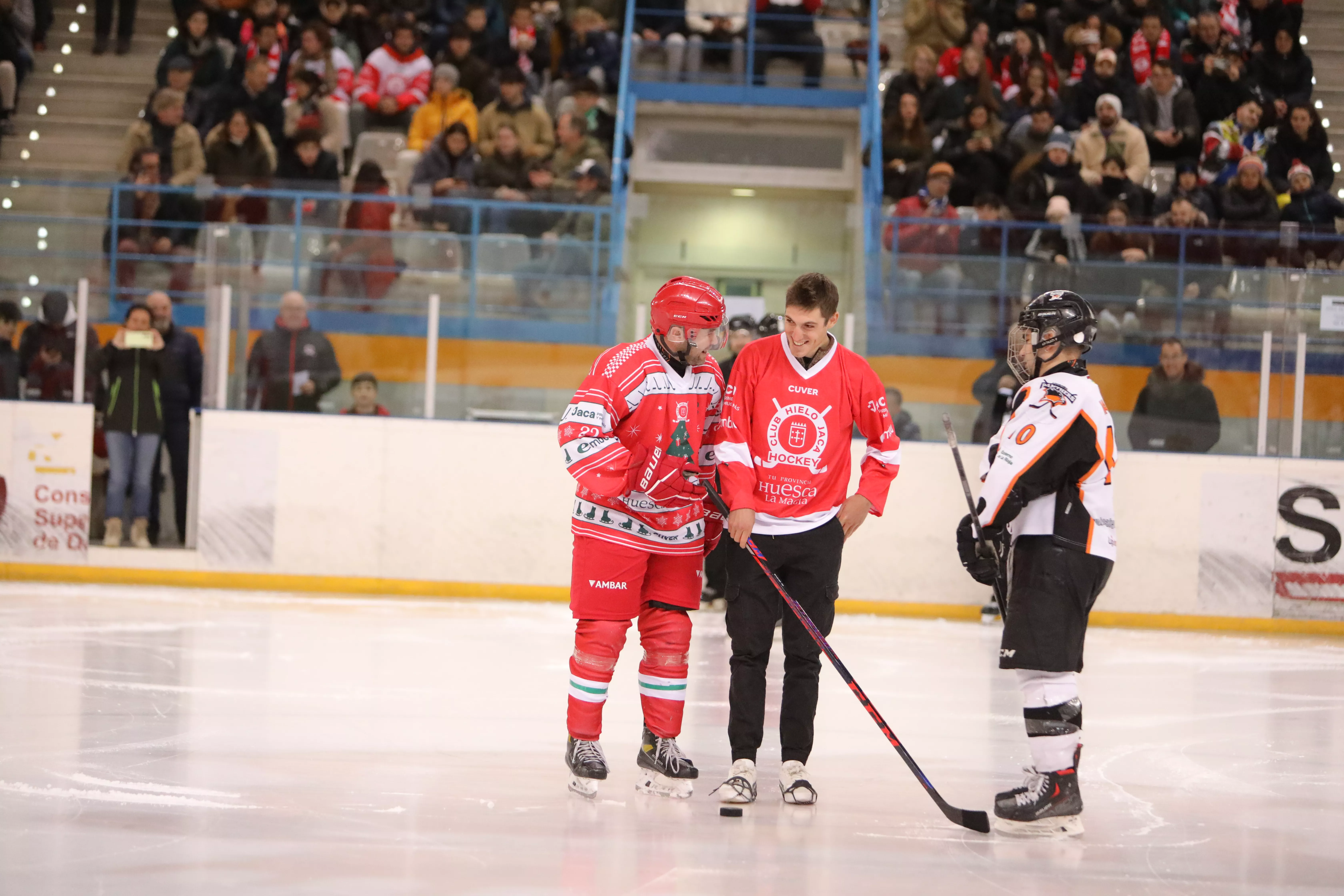 Pablo Castrillo, antes de hacer el saque de honor en un partido del Club Hielo Jaca, es candidato a mejor deportista individual. El senior de Hockey es candidato a mejor equip. CHJ FOTO Victoria Sanchís @memories photo