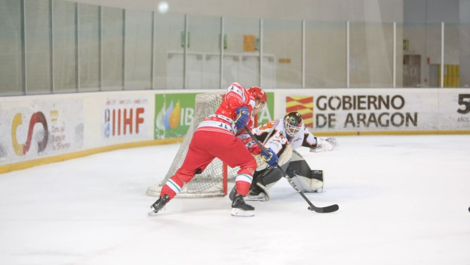 Triunfo y liderato de Hielo Jaca. CHJ FOTO Victoria Sanchís @memories photo Triunfo y liderato de Hielo Jaca. CHJ FOTO Victoria Sanchís @memories photo