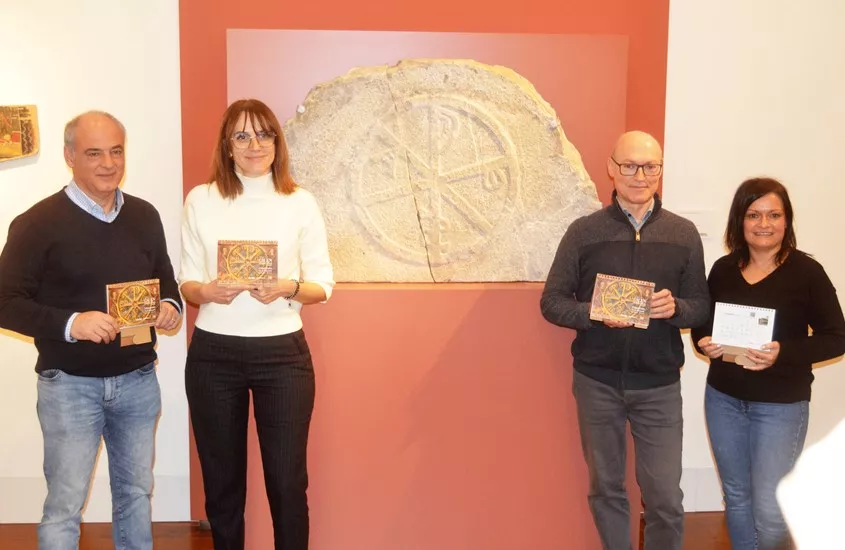 Javier Franco, María Puértolas, Miguel Hecho y Aída Rodríguez presentaron el calendario 2025 que refleja crismones representativos de la diócesis