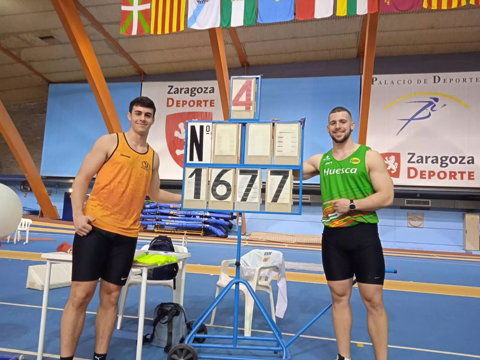 Rubén y Javi Cruz, juntos, con el nuevo récord de Aragón Sub-23 del mayor.