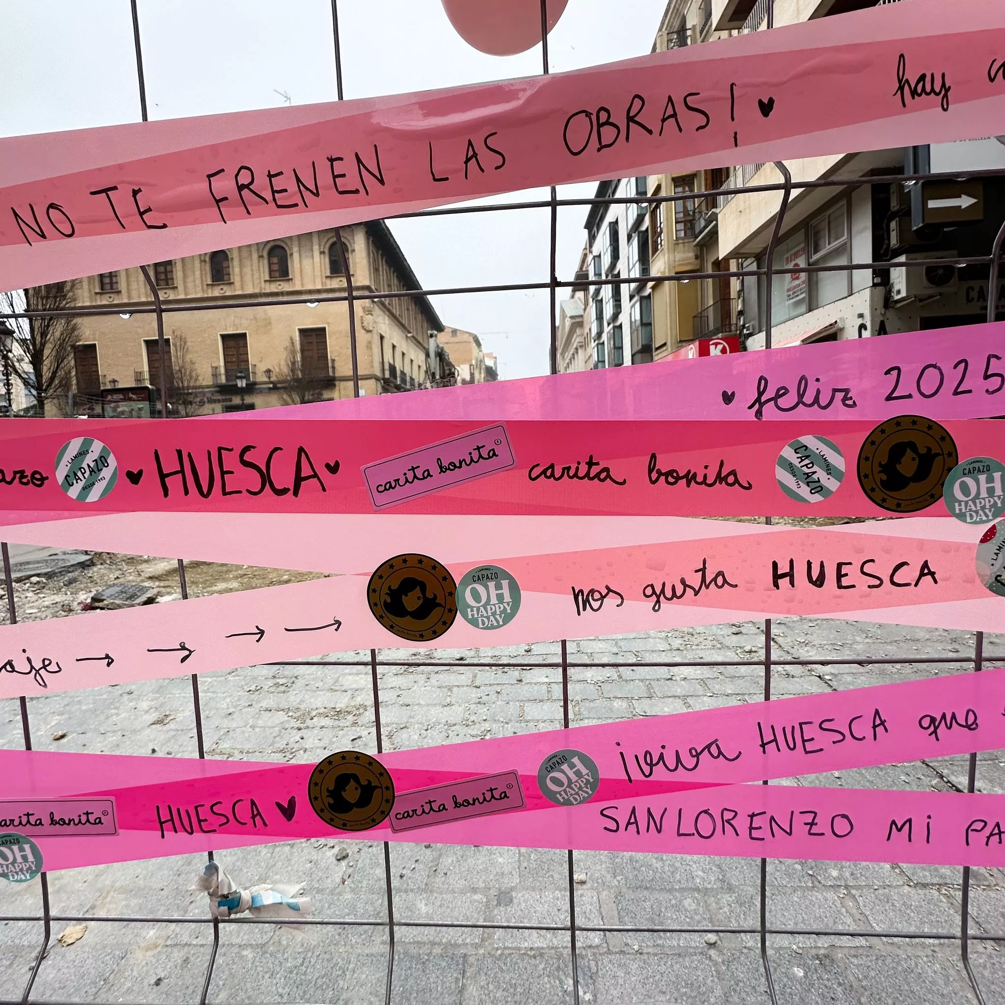 Cintas rosas en las vallas del Coso Alto de Huesca colocadas por Eva Naval y Noelia Ollés