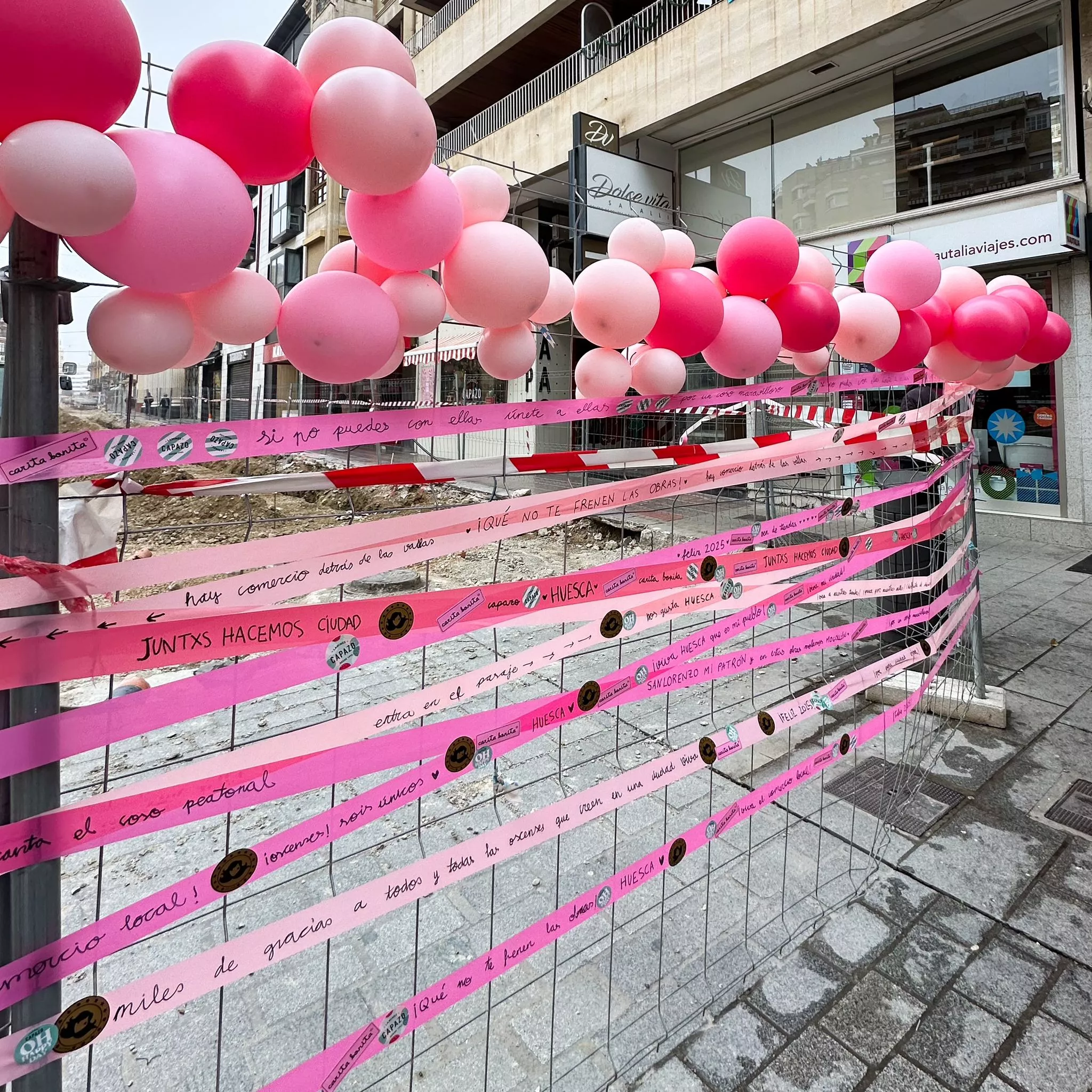 Cintas rosas en las vallas del Coso Alto de Huesca colocadas por Eva Naval y Noelia Ollés