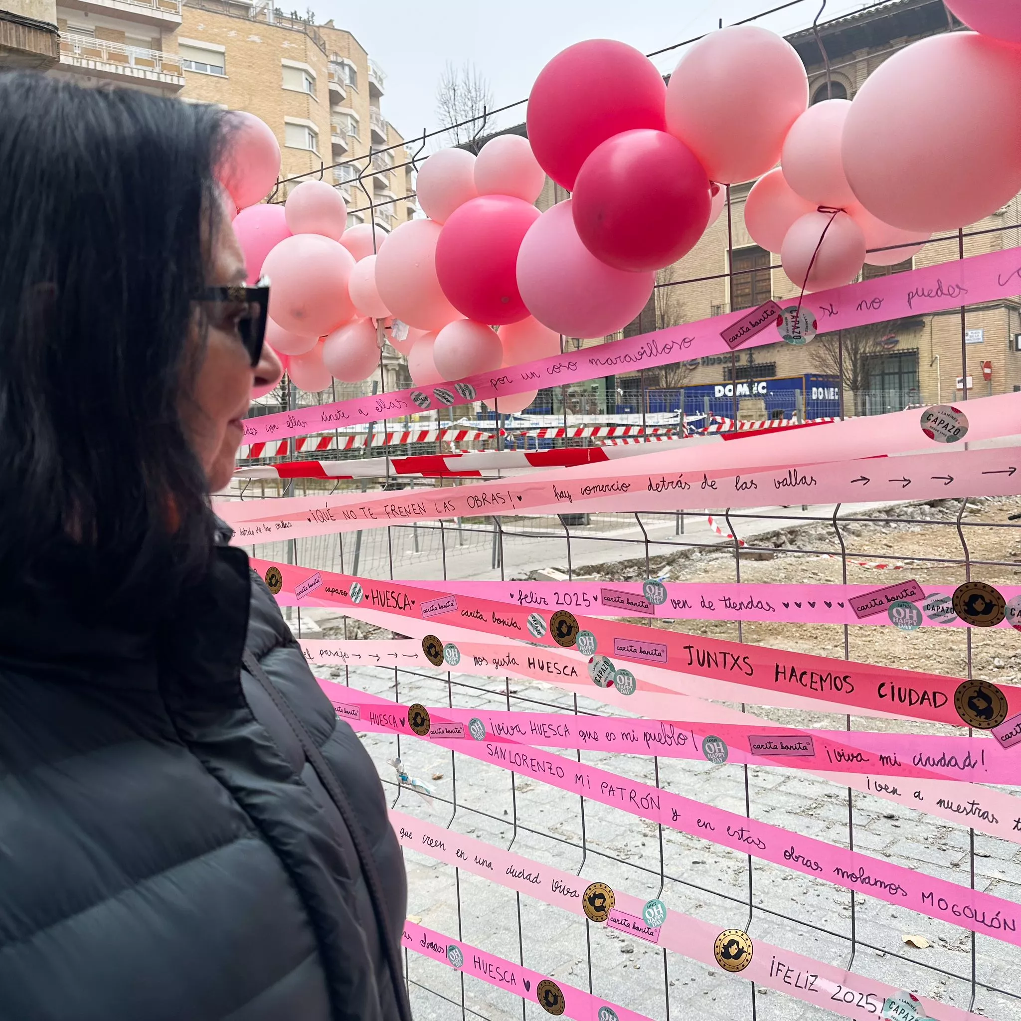 Cintas rosas en las vallas del Coso Alto de Huesca colocadas por Eva Naval y Noelia Ollés