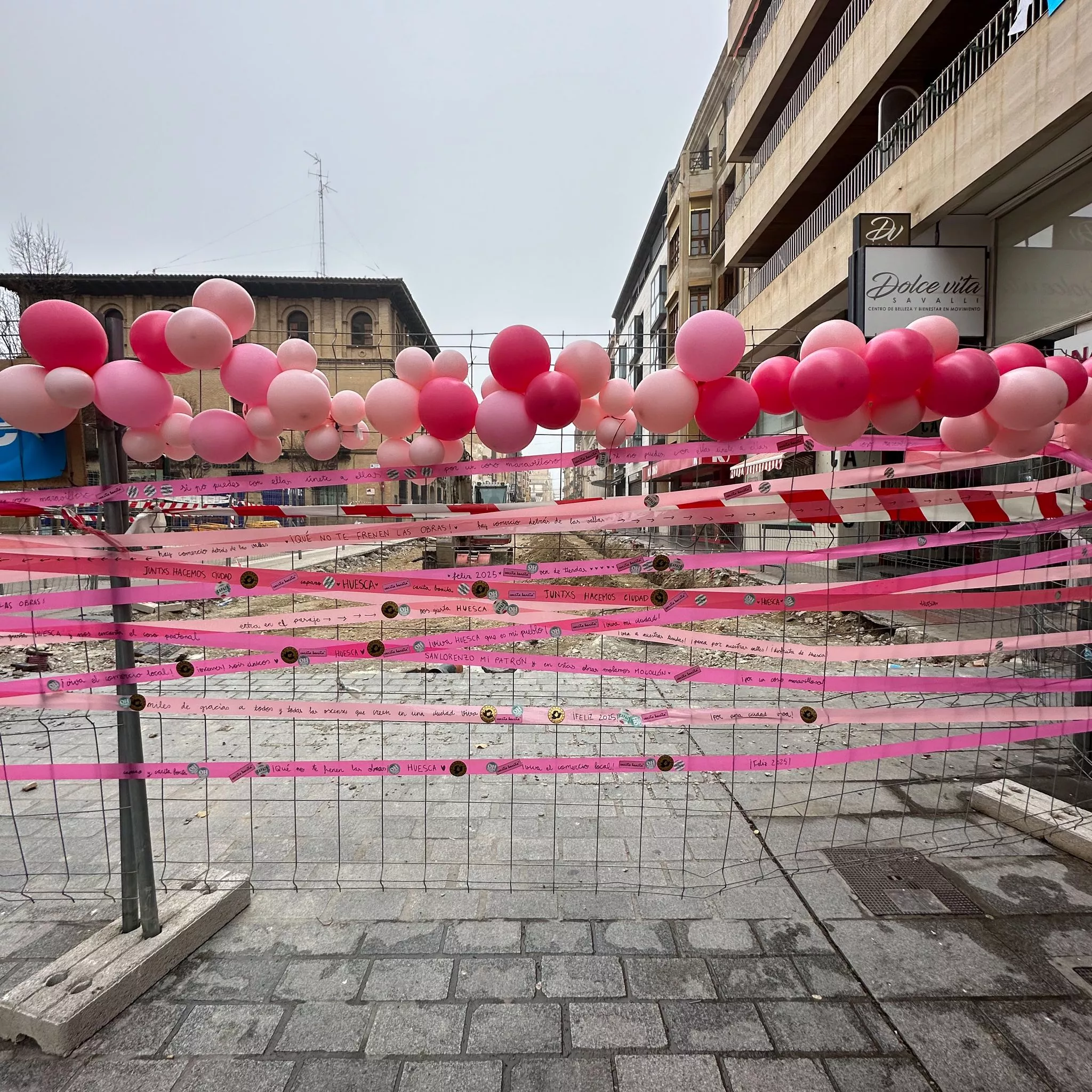 Cintas rosas en las vallas del Coso Alto de Huesca colocadas por Eva Naval y Noelia Ollés