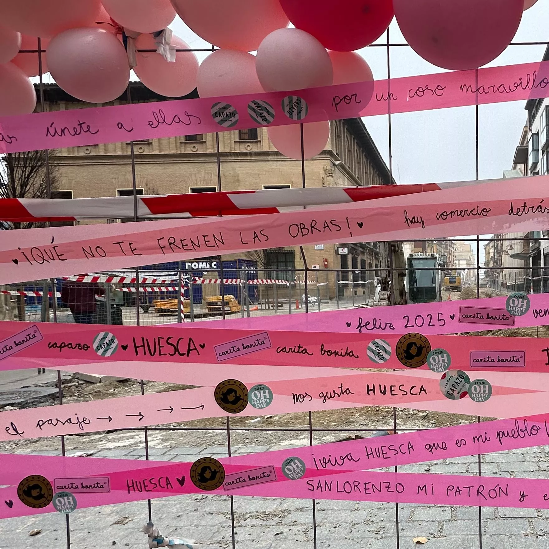 Cintas rosas en las vallas del Coso Alto de Huesca colocadas por Eva Naval y Noelia Ollés