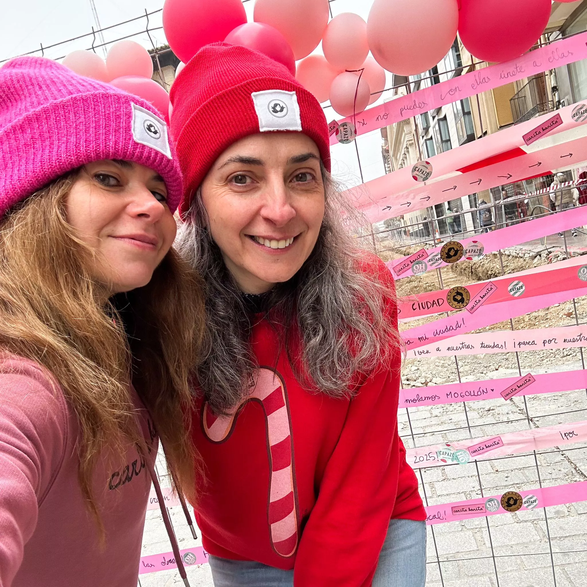 Cintas rosas en las vallas del Coso Alto de Huesca colocadas por Eva Naval y Noelia Ollés