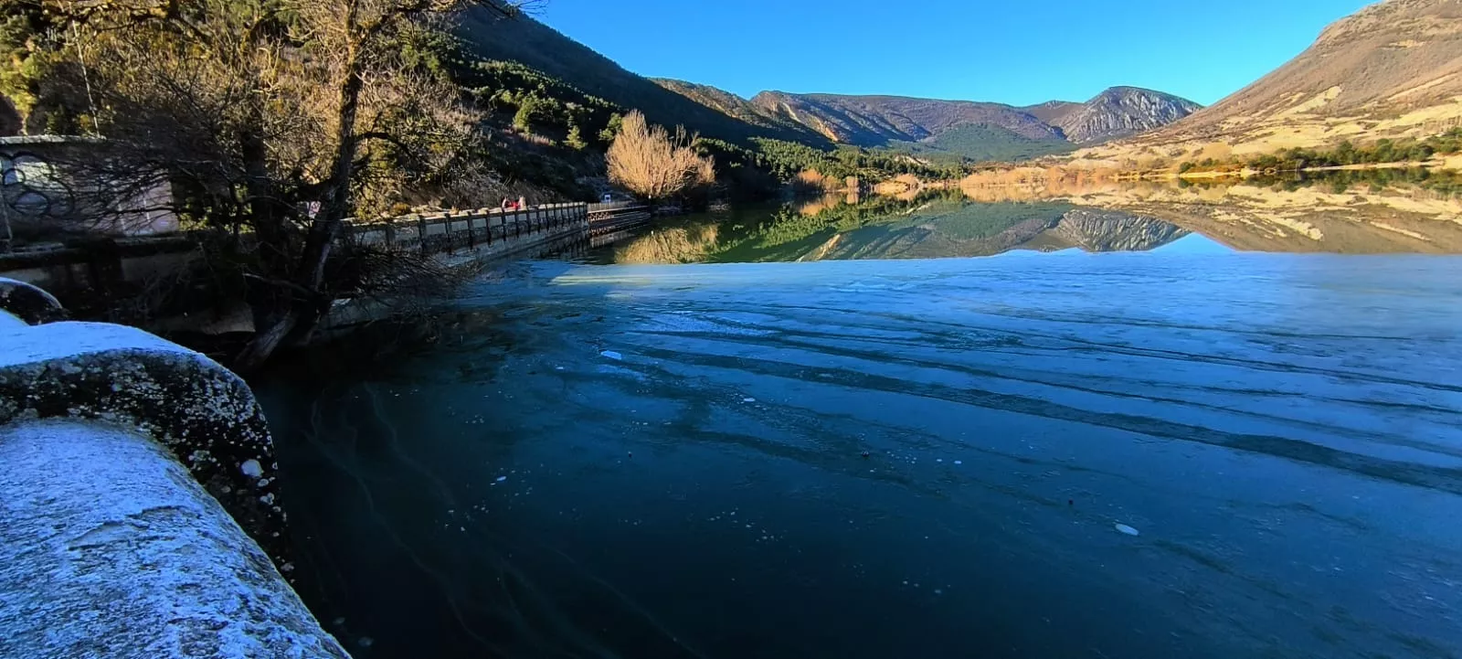 Imagen reciente de hielo en el embalse de Arguis. Foto Joaquín Santafé