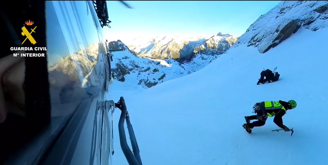 Rescate de un esquiador en el pico Aspe tras deslizarse por una pendiente helada. Rescate de un esquiador en el pico Aspe tras deslizarse por una pendiente helada.