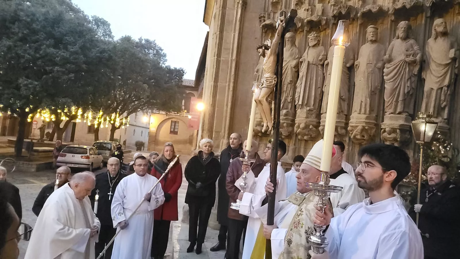 El administrador apostólico, Vicente Jiménez, con la Cruz en la puerta de la Catedral en la que ha abierto el Jubileo 2025