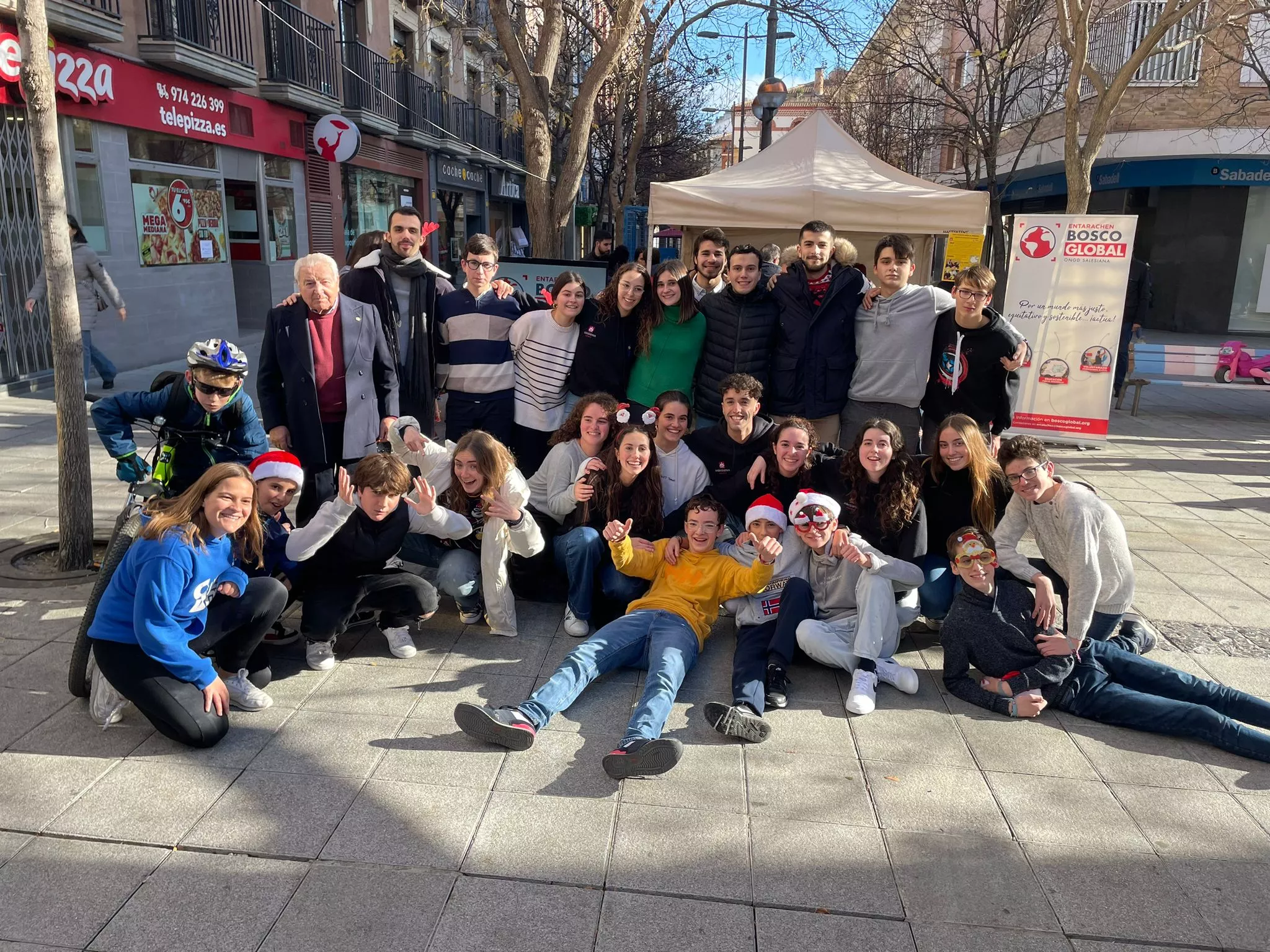 :Alfonso García de Eulate, con jóvenes salesianos en Huesca, a la izquierda