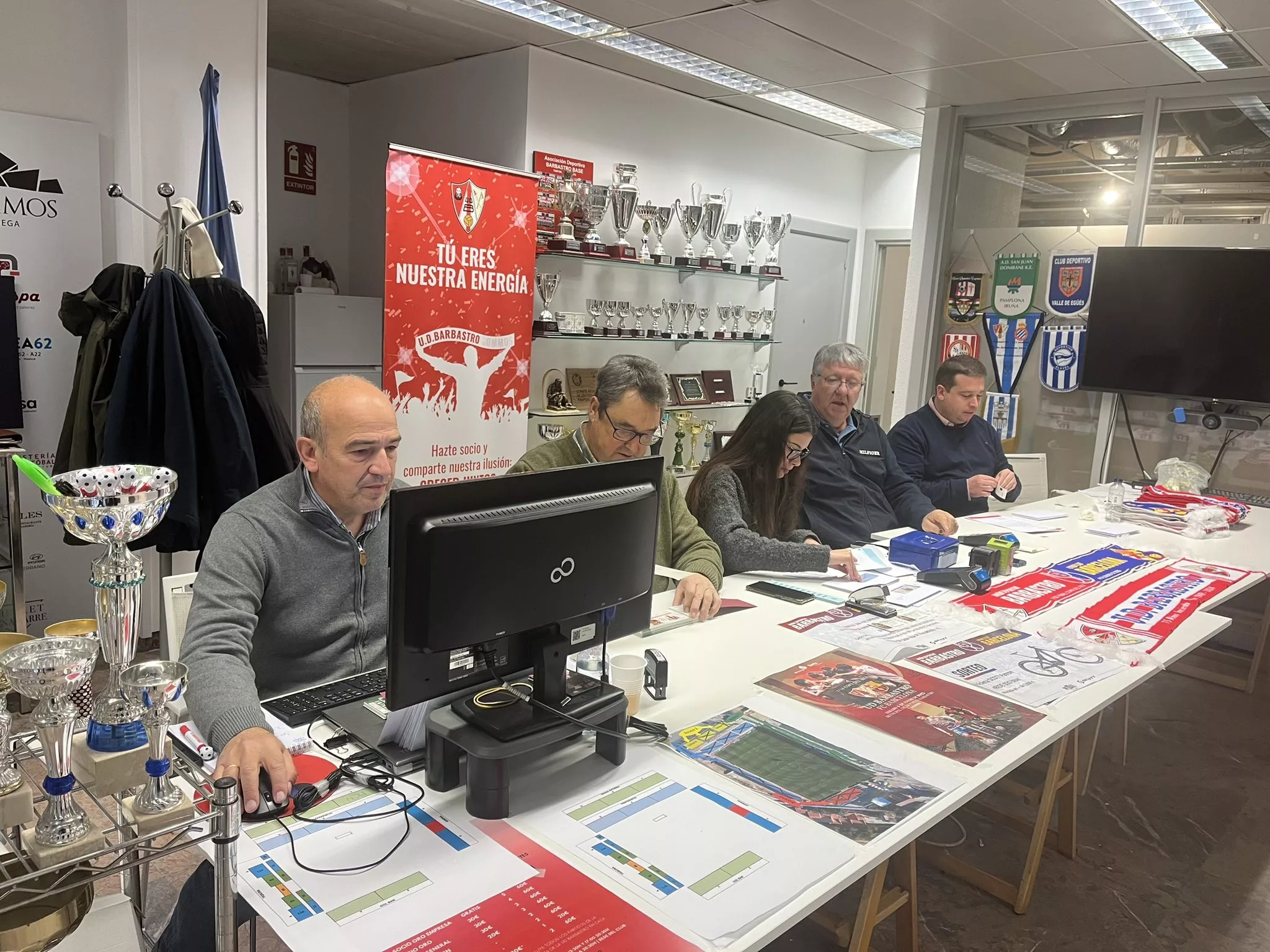 La junta directiva del Barbastro trabaja para vender las últimas entradas. Foto: Adri Mora