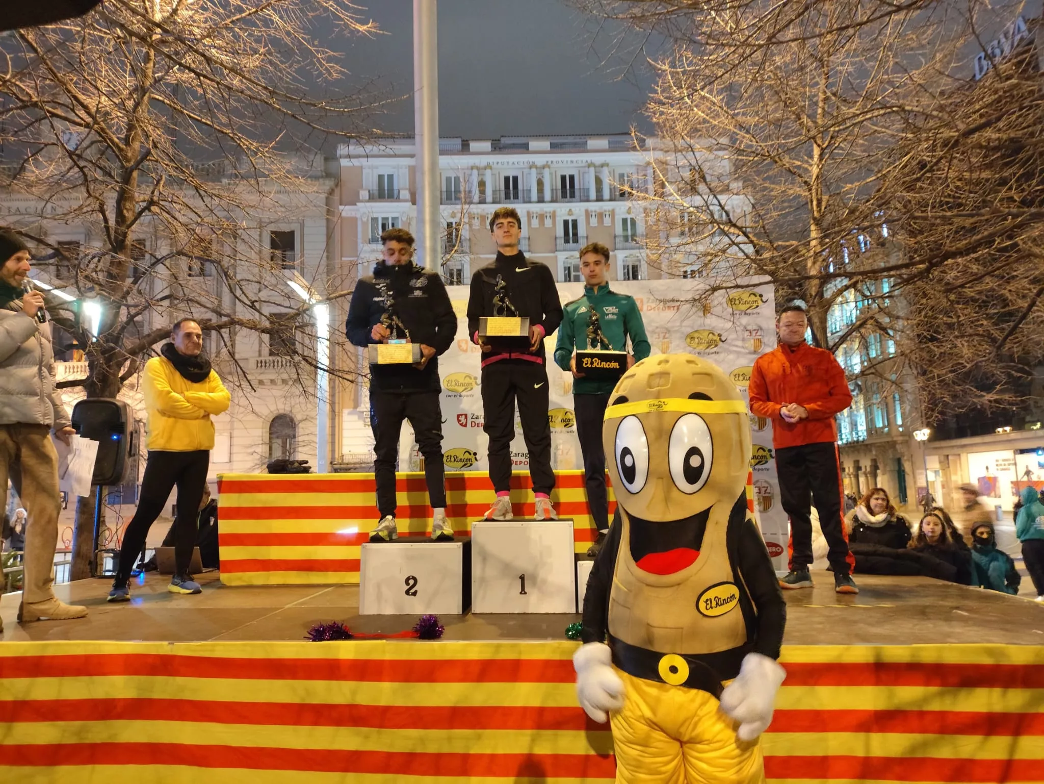 Pol Oriach en lo más alto del podio en Zaragoza.