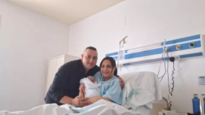 En la imagen, la primera bebé del año nacida en la provincia de Huesca, llamada Melina, con sus padres