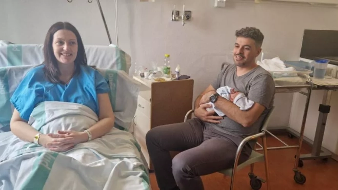 Sara Ruiz y Chema Del Prado, con su hija Roma, primera bebé aragonesa de 2025 Sara Ruiz y Chema Del Prado, con su hija Roma, primera bebé aragonesa de 2025