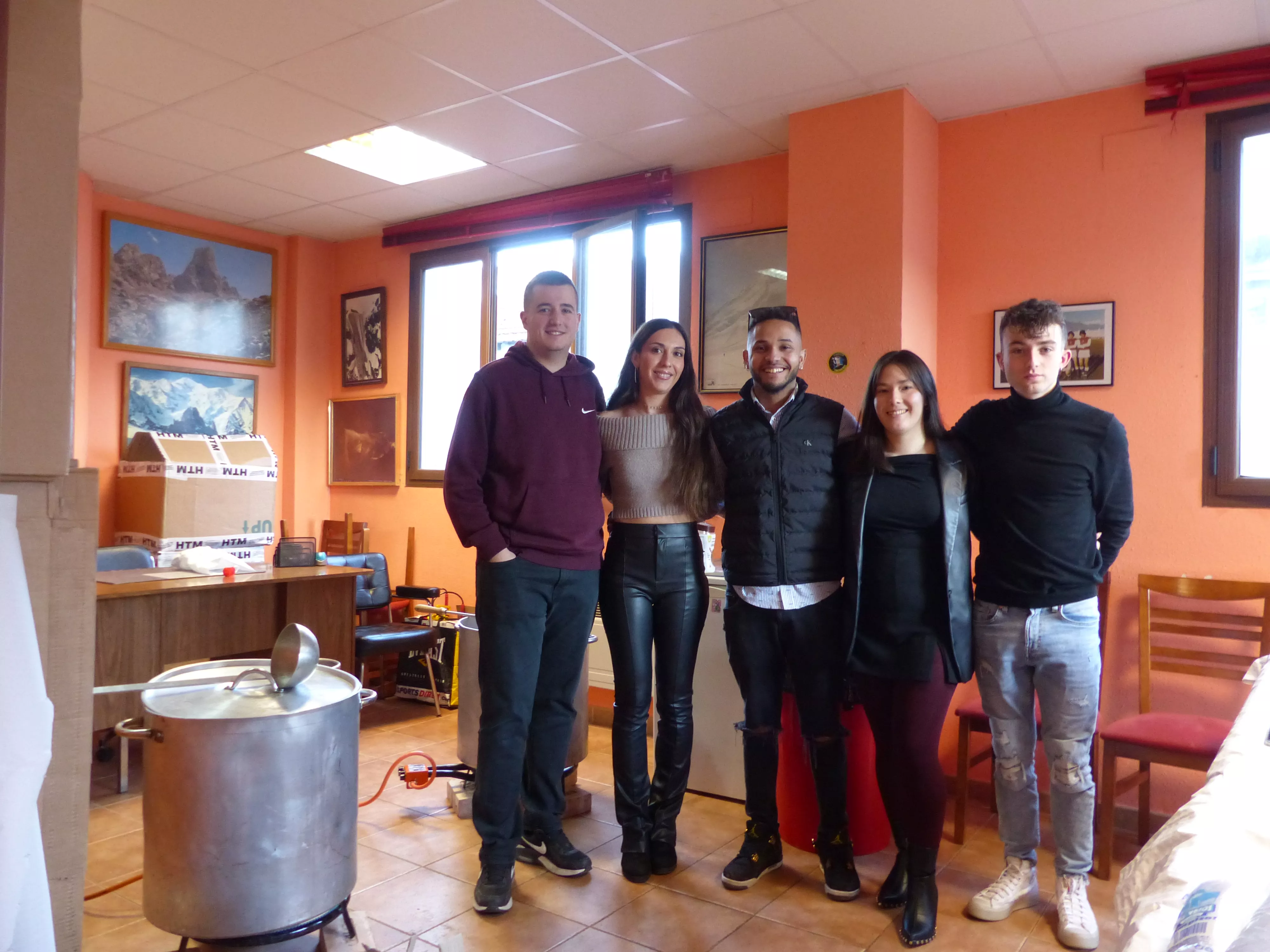 Peña Edelweiss preparando el cola cao para los niños y el quemadillo para los mayores.  Foto: Andrés Alcaraz.