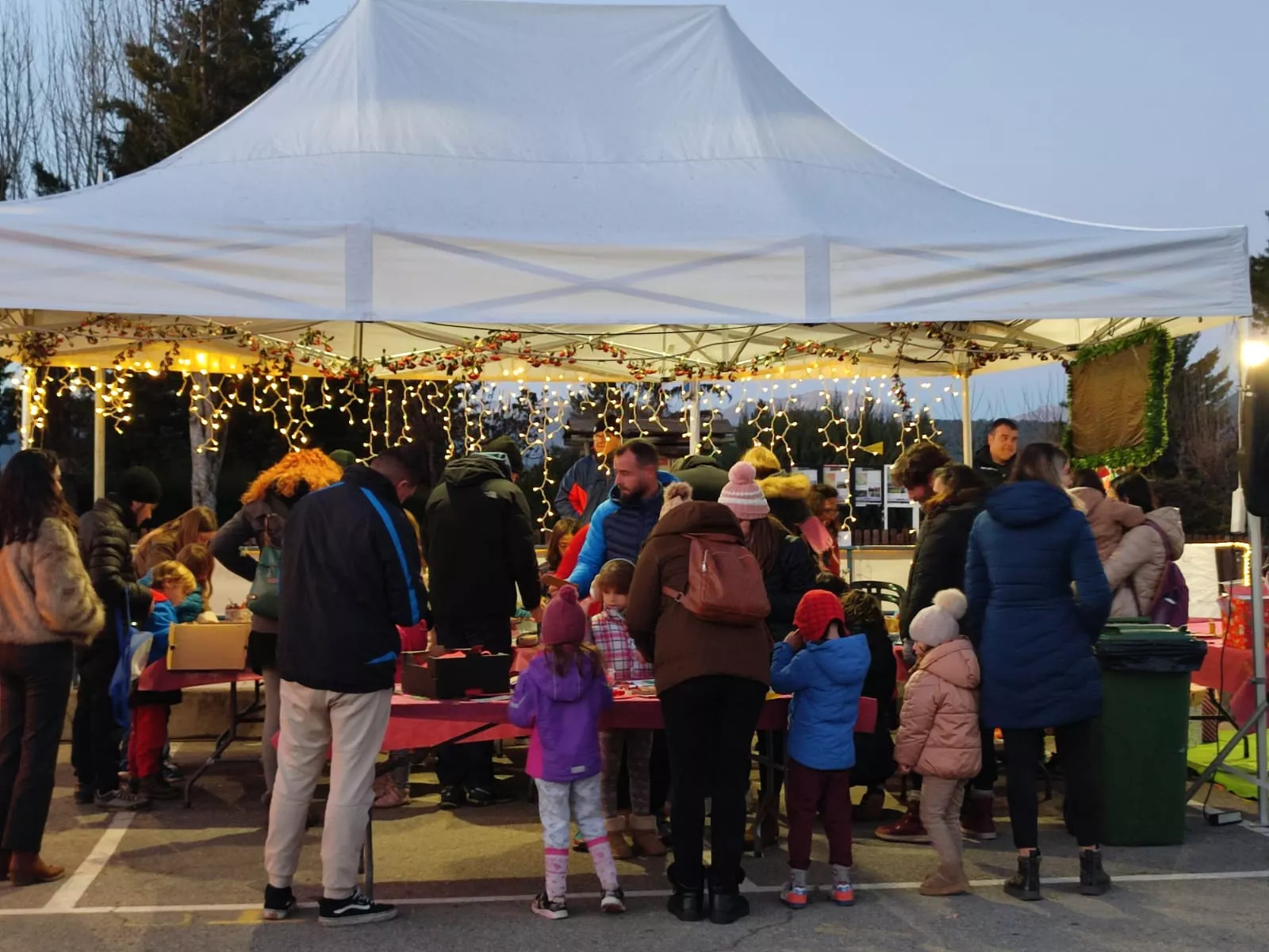 Actividades infantiles en el Mercadillo al Calor de la Hoguera de Aínsa.