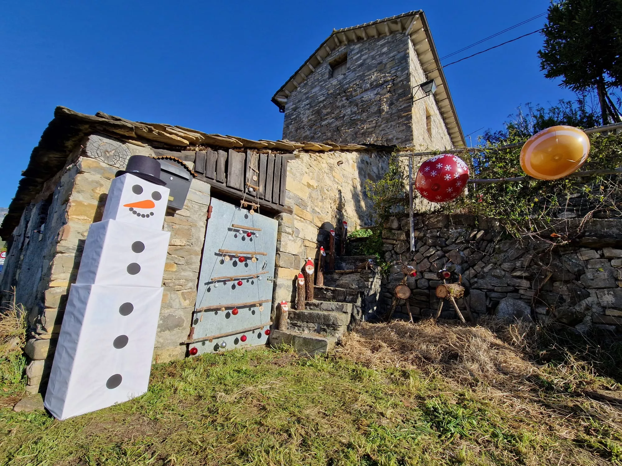 Adornos de Navidad en Arro.