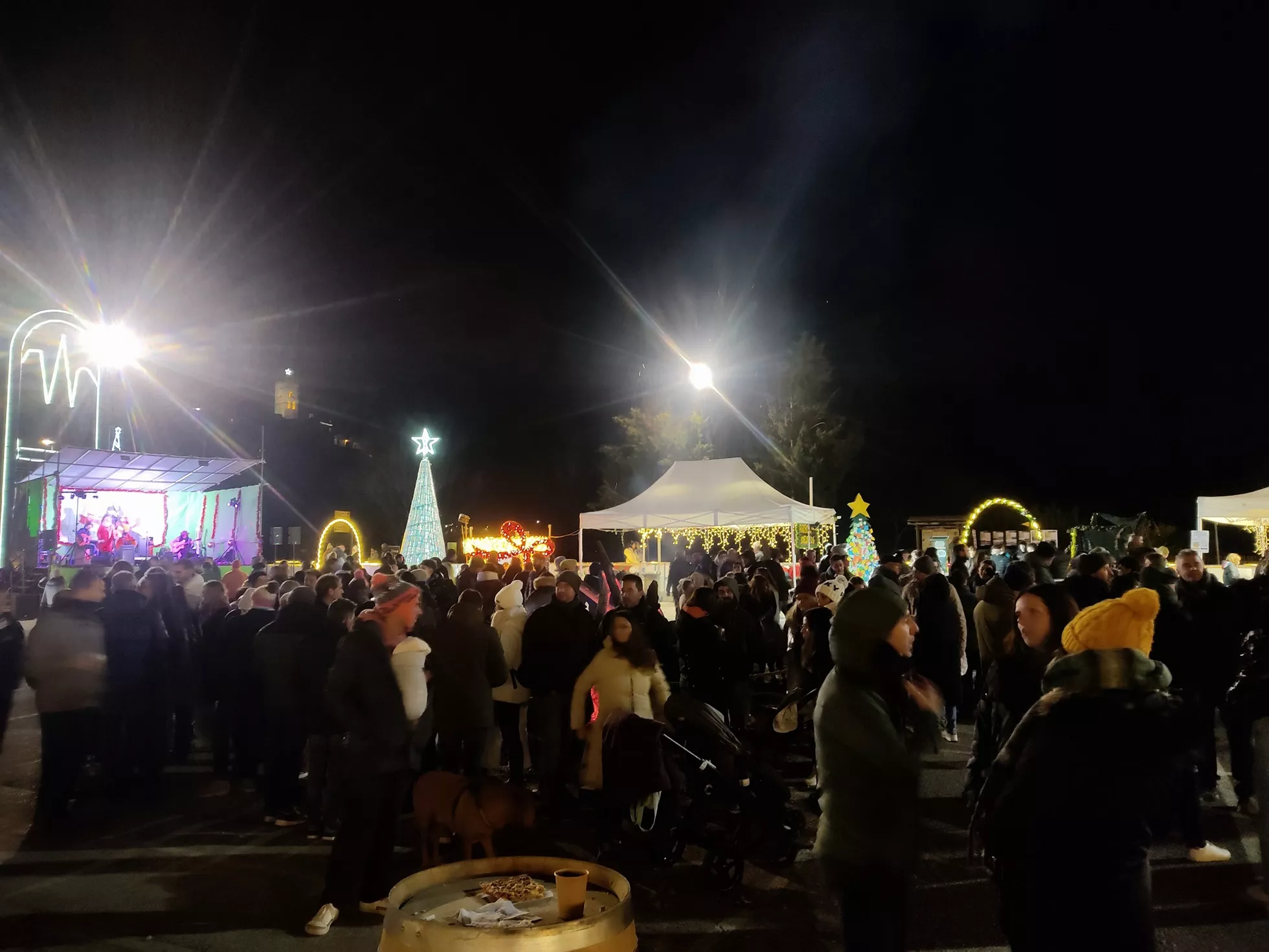 Ambiente de noche en el Mercadillo al Calor de la Hoguera de Aínsa.