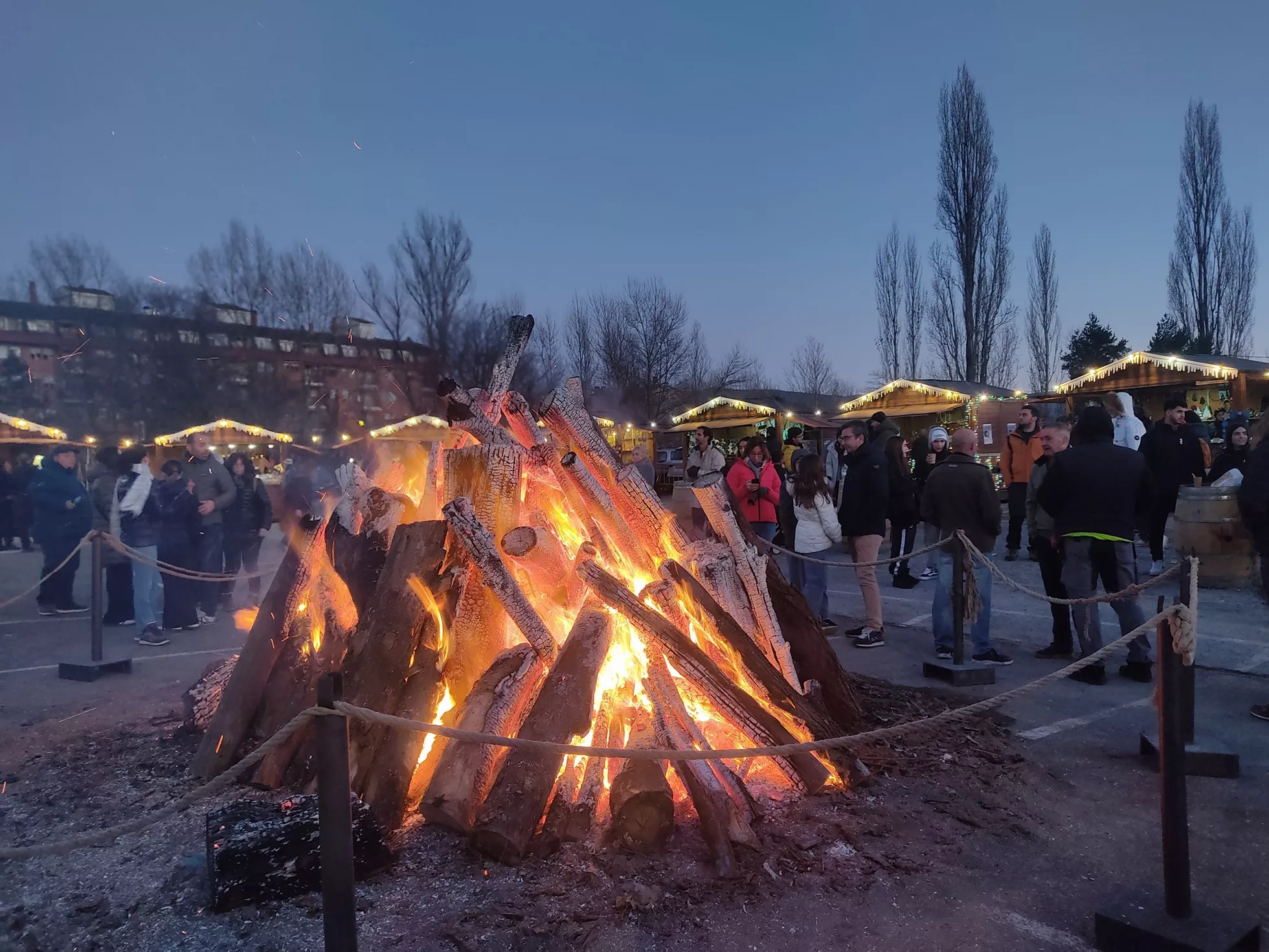 Anocheciendo en el Mercadillo al Calor de la Hoguera de Aínsa.