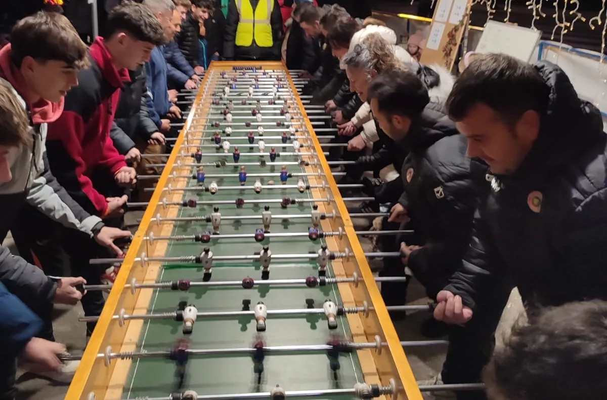 Futbolín gigante, novedad en el mercadillo de este año.