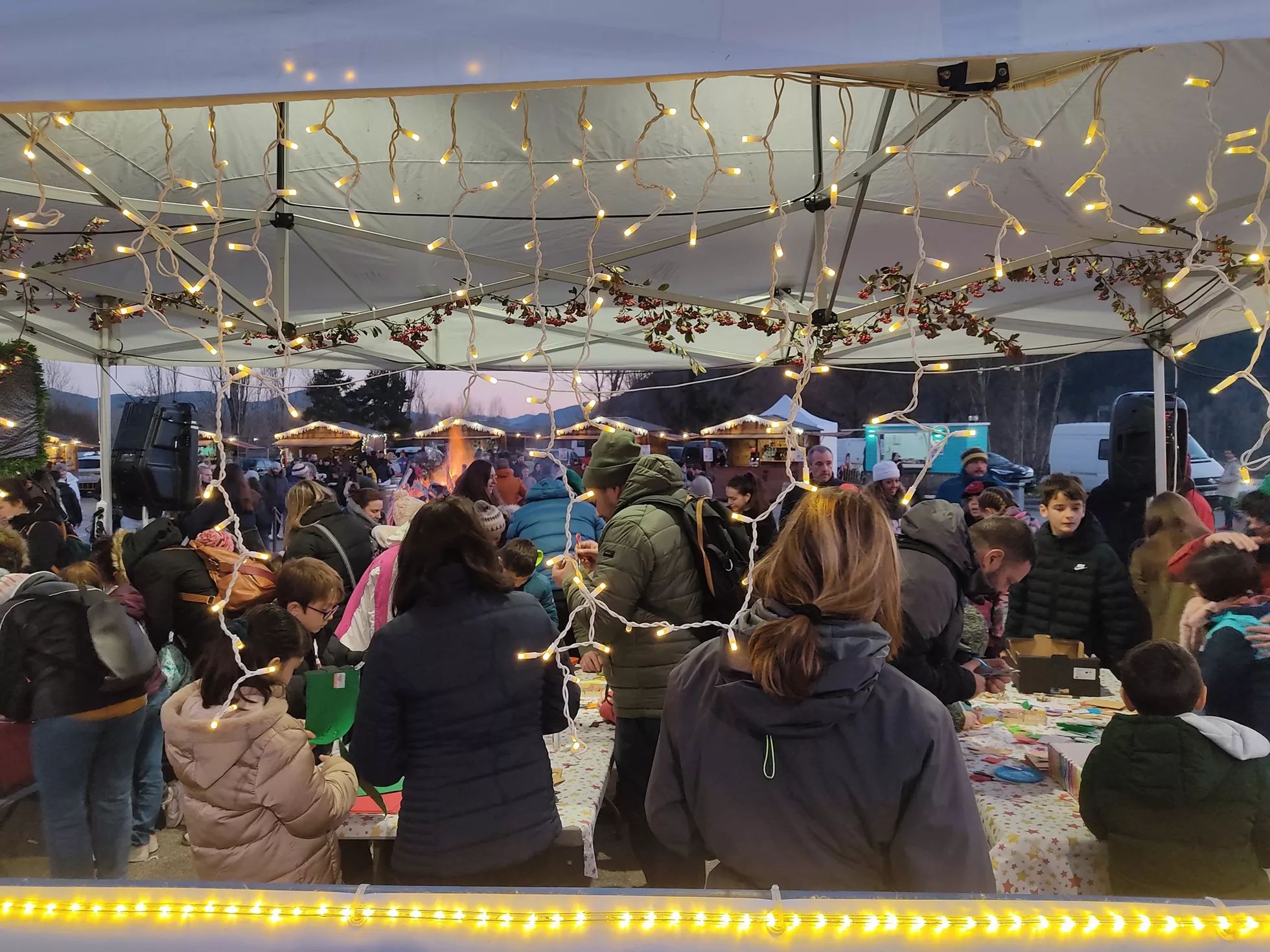 Talleres infantiles en el mercadillo.