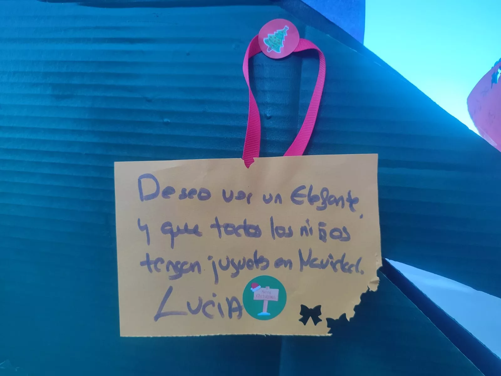 Uno de los deseos colgados en el árbol.