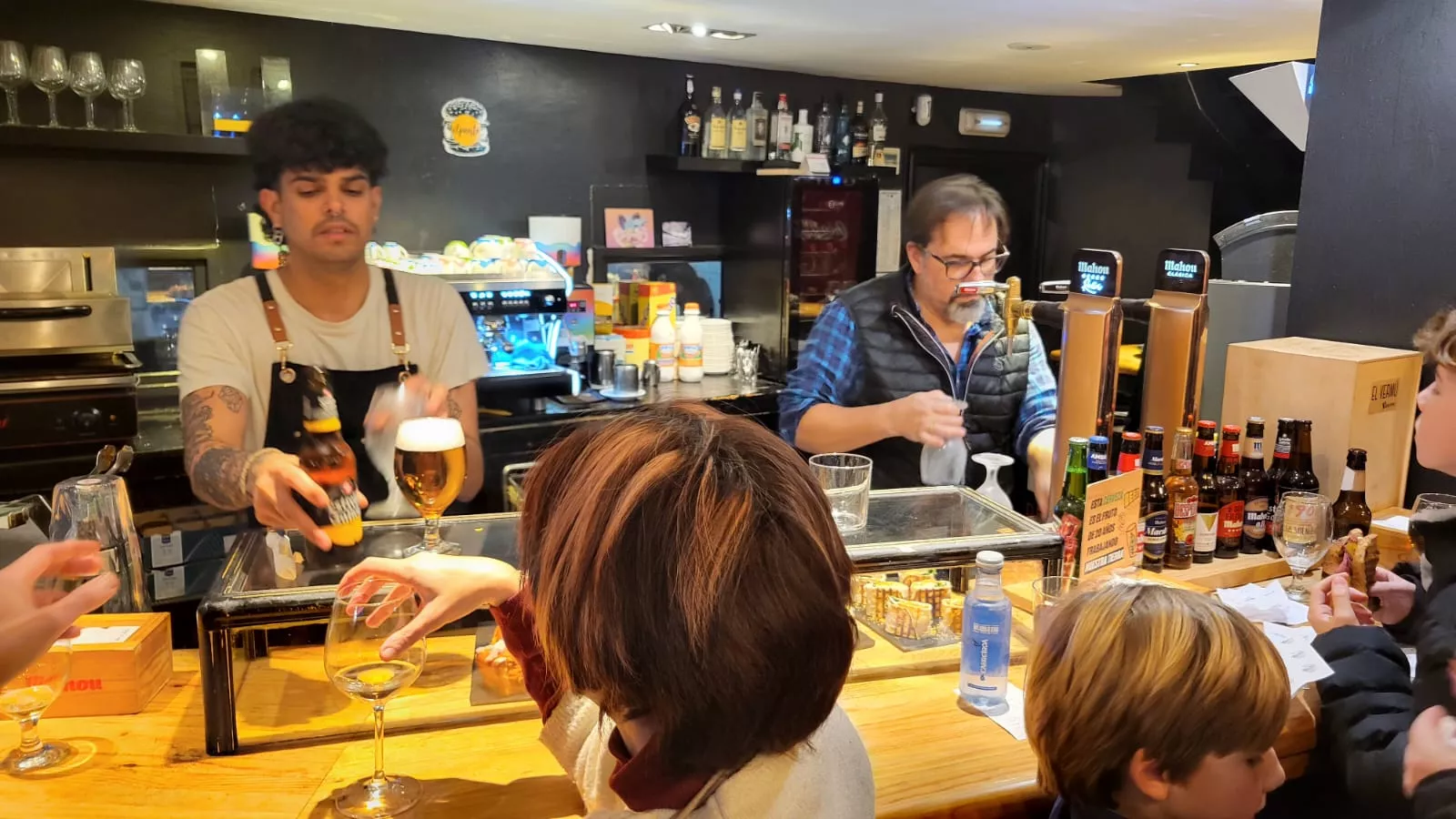 Firma de libros de Lorenzo Caudevilla en El Punto y del bautizo de la tapa Jacinto