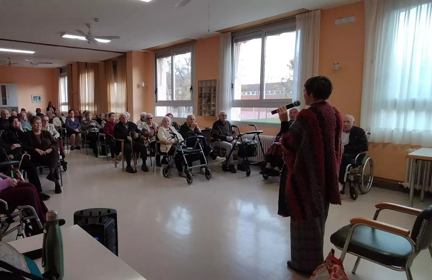  Sandra Araguás en la Residencia Nuestra Señora de la Virgen de Casbas de Ayerbe.