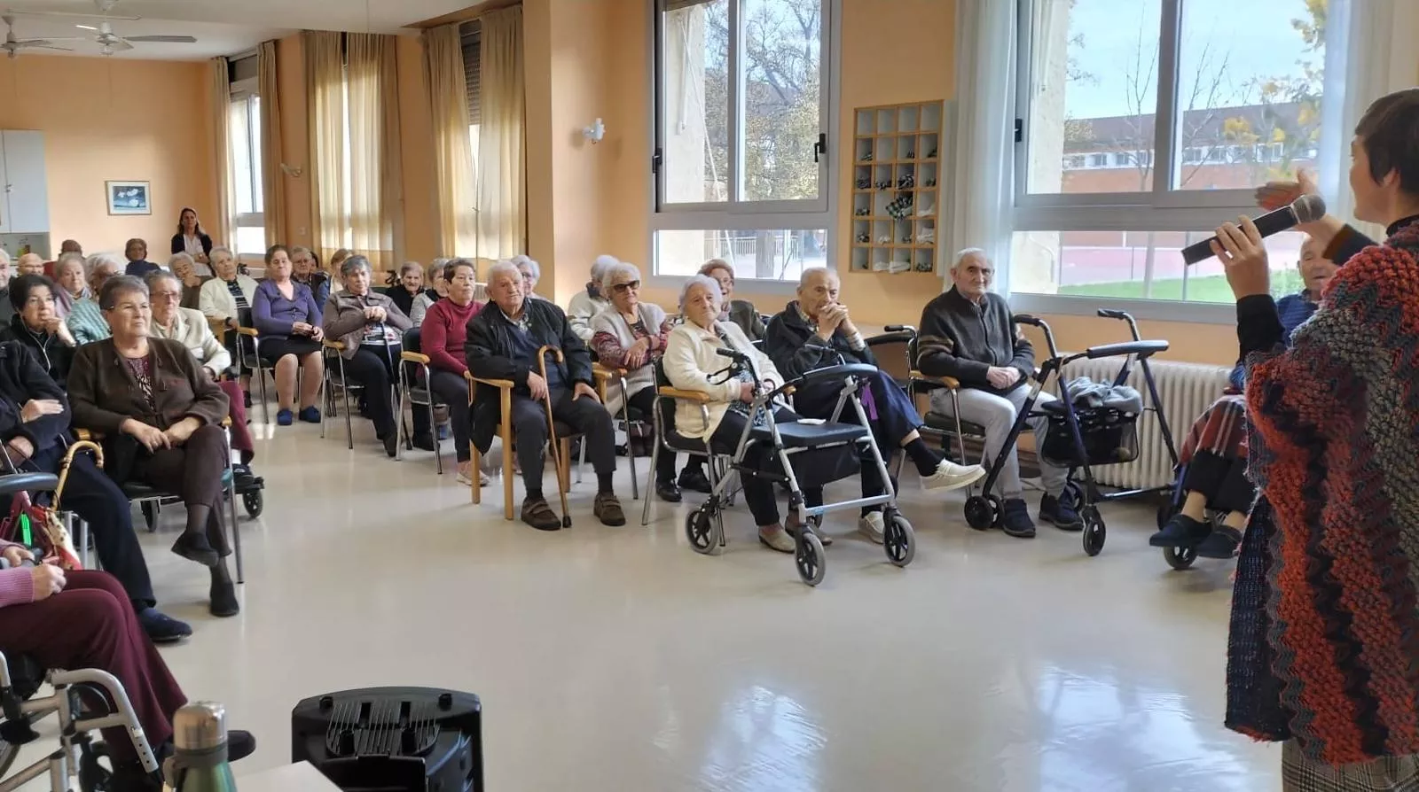 Sandra Araguás en la Residencia Nuestra Señora de la Virgen de Casbas de Ayerbe.